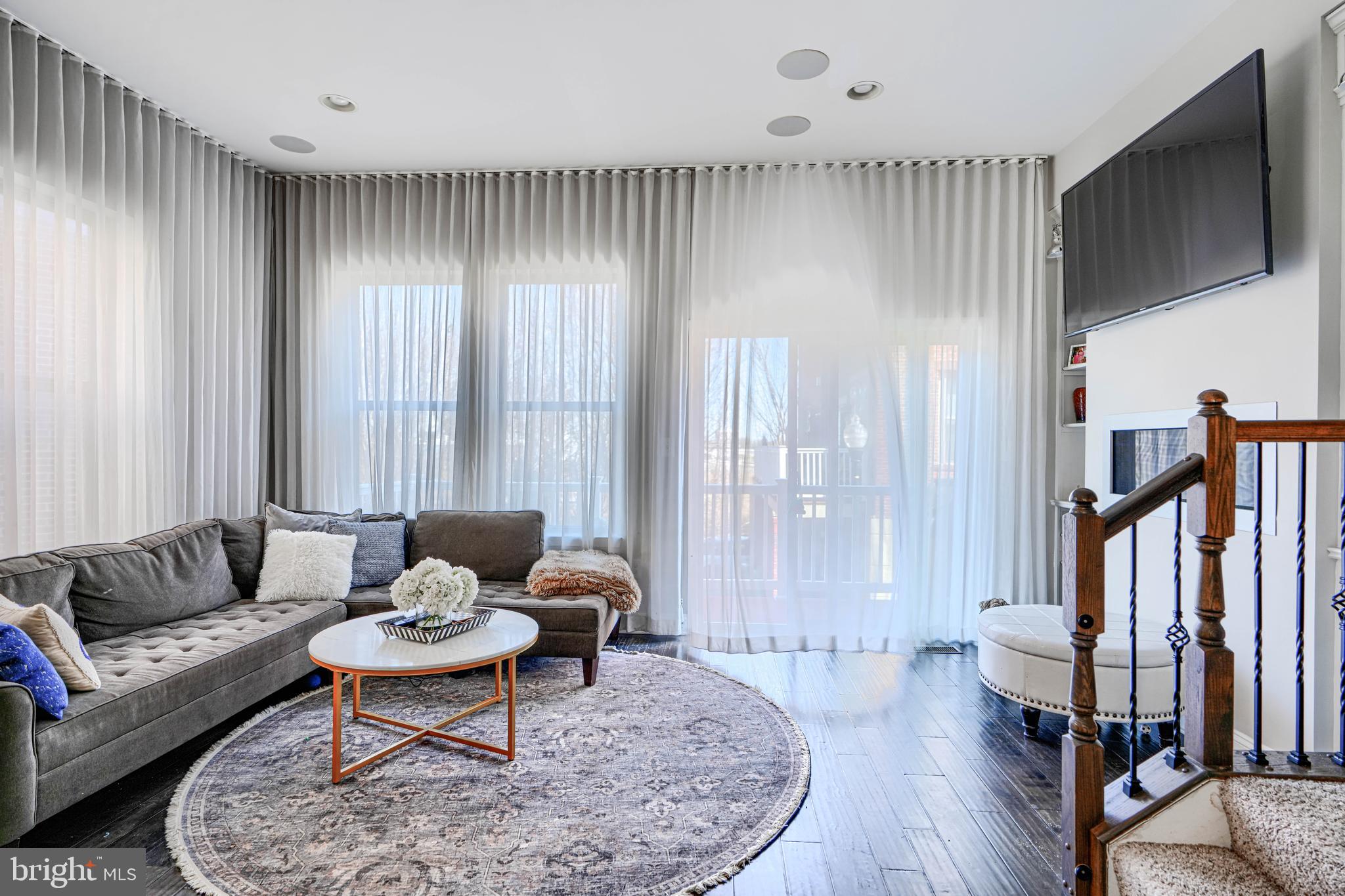 LOCUST POINT - Residential