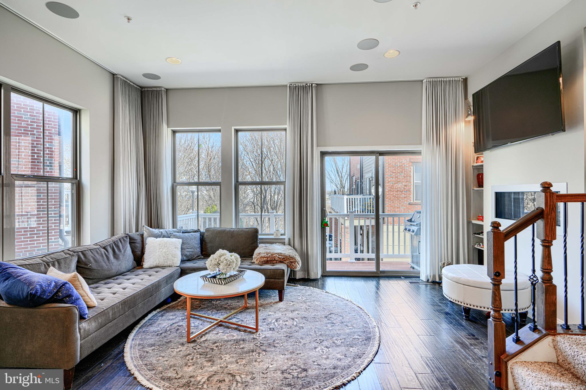 LOCUST POINT - Residential