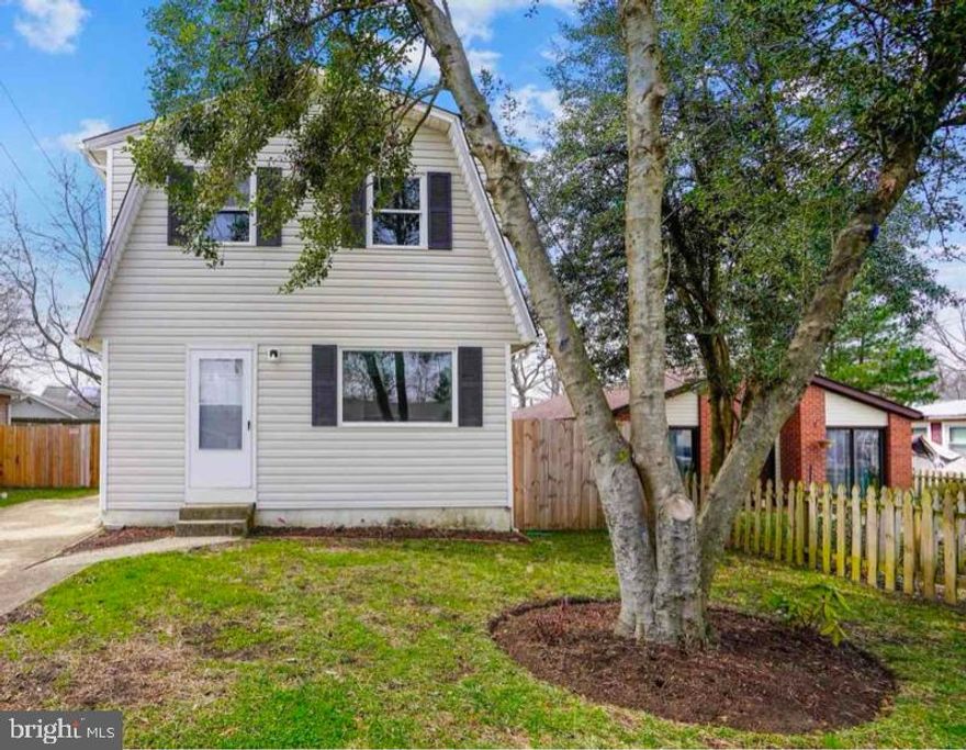Super cute home for rent in the heart of Edgewater. 3 bedroom 1.5 Bath home with a large living room overlooking the spacious fenced in backyard.