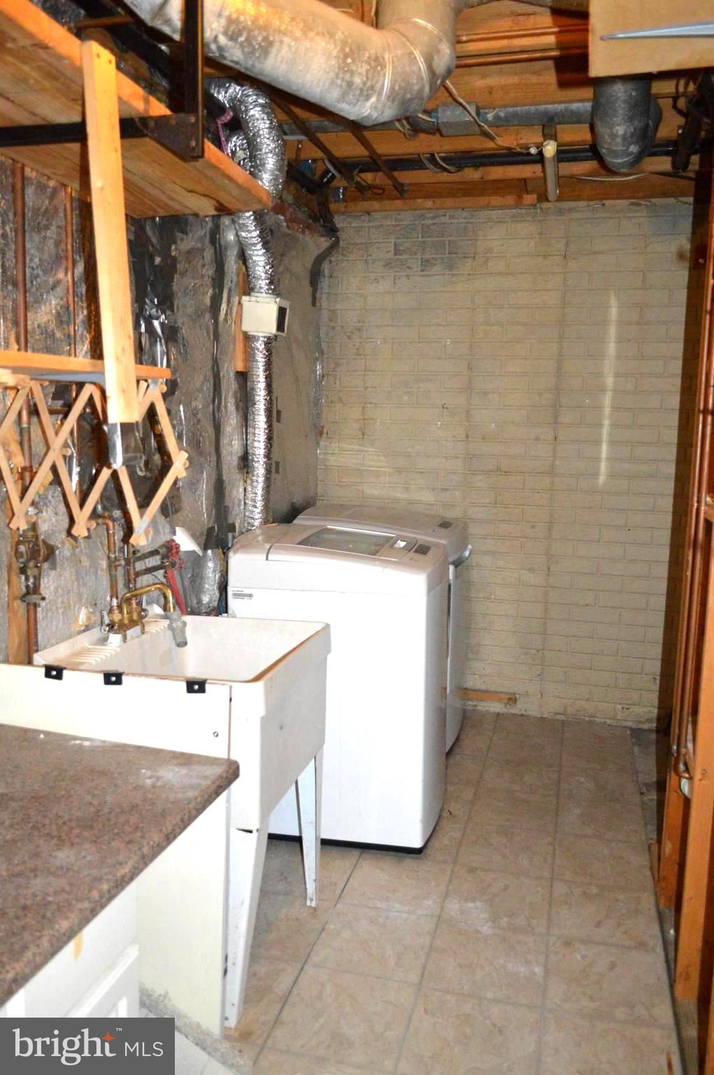 NEWINGTON COMMONS - Residential Lease