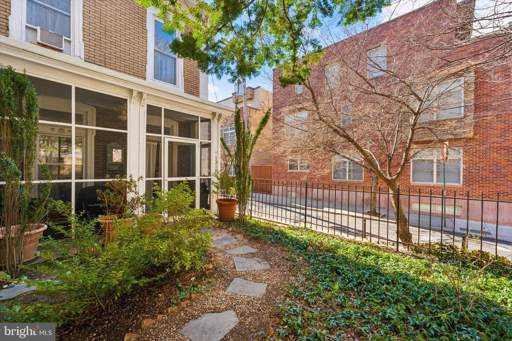 Philadelphia, Pennsylvania 19147, United States, 2 Bedrooms Bedrooms, ,2 BathroomsBathrooms,Residential,Pending,88657