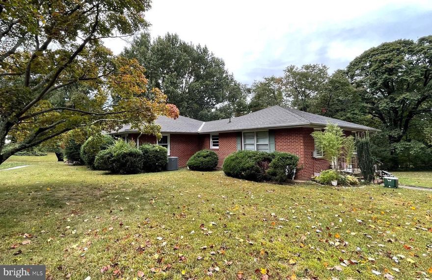 One bedroom/ one bathroom lower level unit.  Close to Downtown, VRE, shopping and restaurants.  Lawn maintenance included.