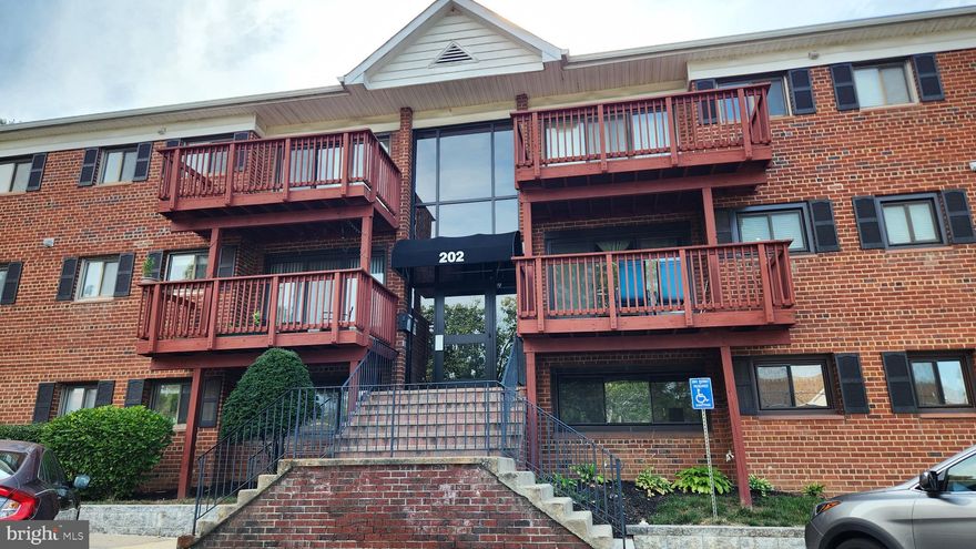 Great opportunity to rent an affordable 2 BR condo. Living Room with skylights and large closet. Large Balcony, dining area, new kitchen and bath. Secure building in a tucked away neighborhood.
Picnic area. Plenty of Parking. Just minutes to Old Town, Metro, Pentagon and DC.