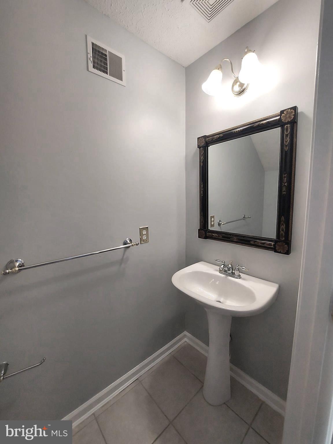 HOLLY WOODS - Residential Lease