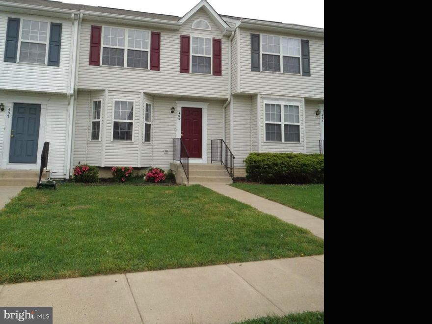 North Stafford - Spacious 3 level townhome with 3 bedrooms, 2 full baths and 2 half baths.  Convenient location close to I-95 and Quantico!  Single applicants must complete separate applications. Pets are considered case by case. Available immediately.
