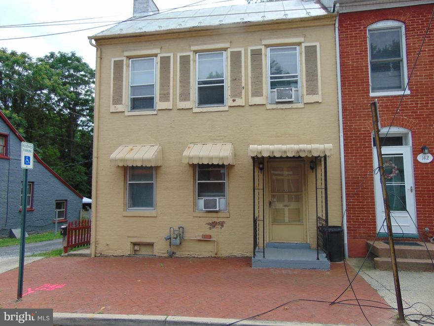PRICE IMPROVEMENT!!RARELY  AVAILABLE TWO BEDROOM PLUS LARGE LOFT IN THE HISTORIC DISTRICT.  RECENTLY RENOVATED  THROUGHOUT.  FULL SIZE STACKED WASHER AND DRYER; UPGRADED LAMINATE FLOORS AND JUST REFINISHED HARDWOODS.   LARGE EAT IN KITCHEN; LARGE, INVITING PORCH OVERLOOKING FREDERICK'S BEAUTIFUL HISTORIC DISTRICT.  APPLY ON LINE THROUGH RENTSPREE LINK