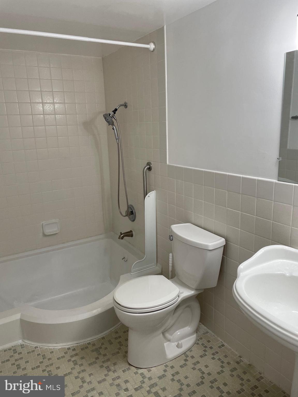 HUNTLEY SQUARE CONDOMINIUMS - Residential