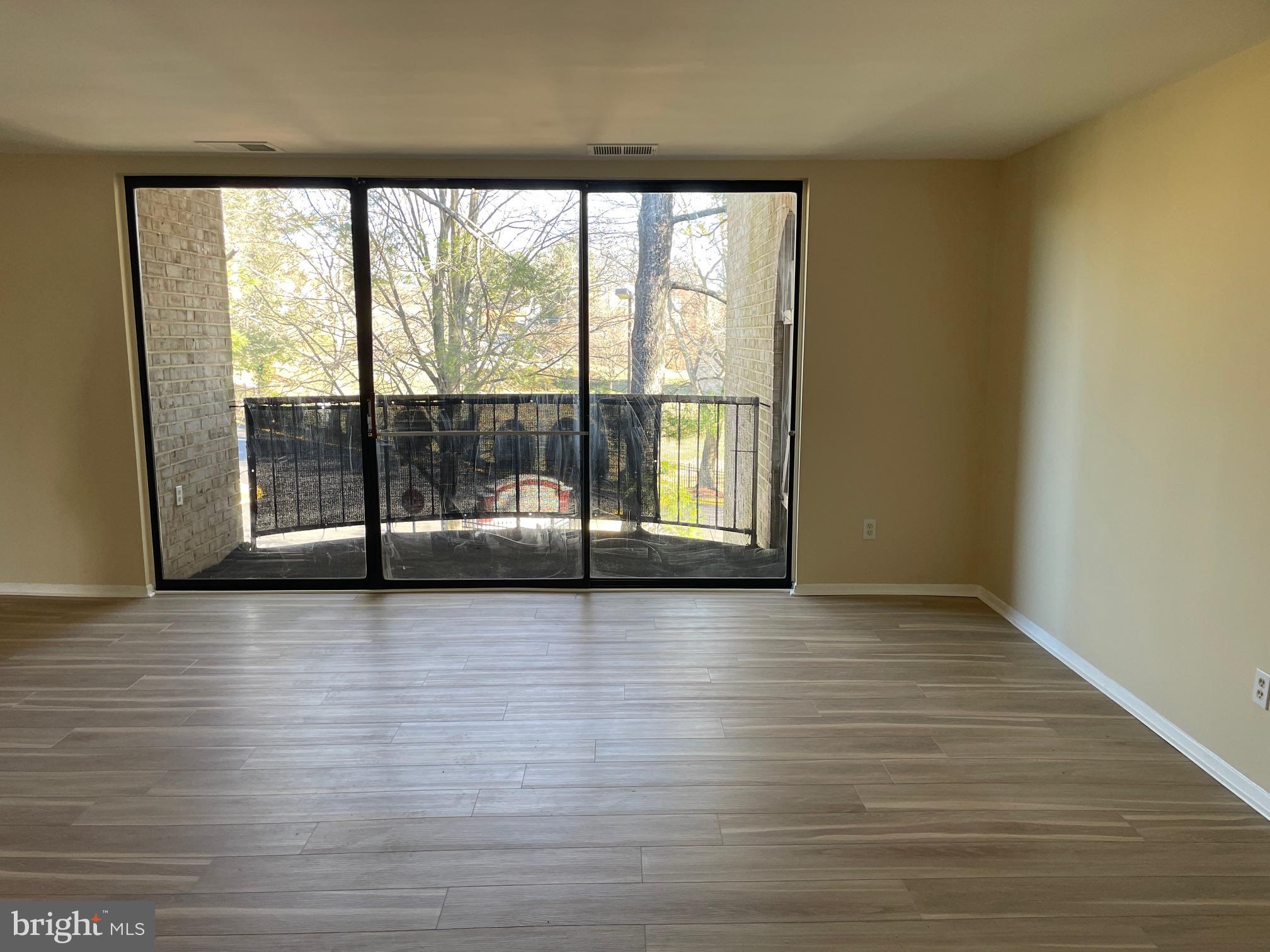 HUNTLEY SQUARE CONDOMINIUMS - Residential