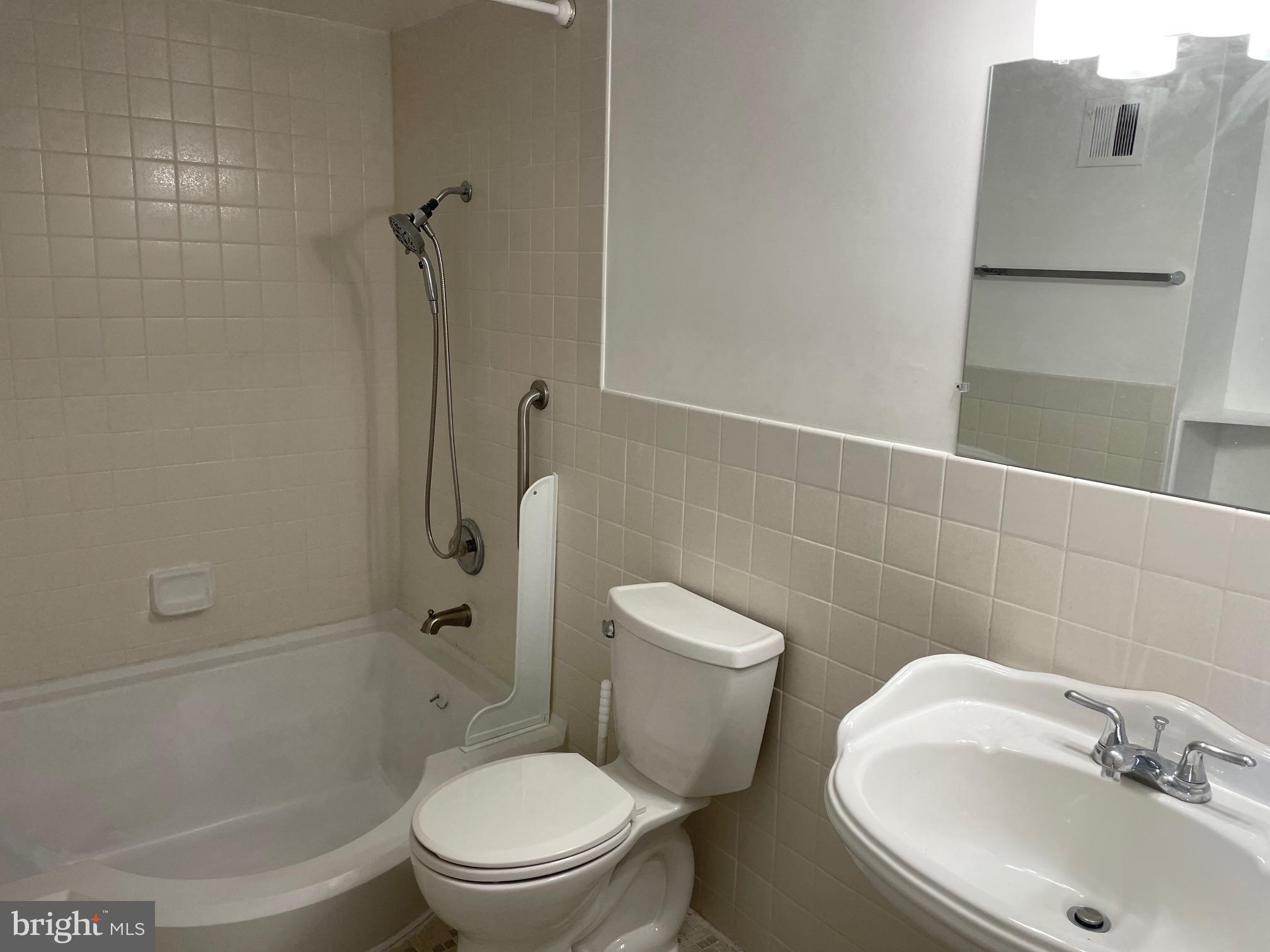 HUNTLEY SQUARE CONDOMINIUMS - Residential