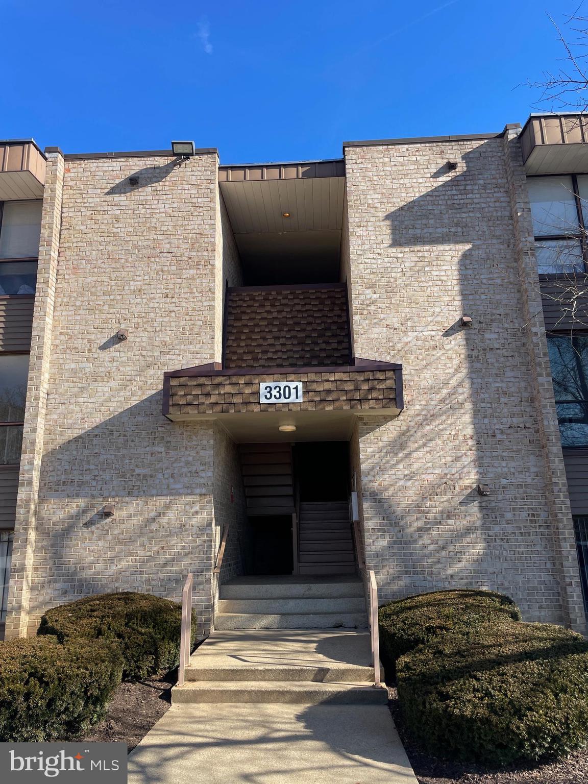 HUNTLEY SQUARE CONDOMINIUMS - Residential