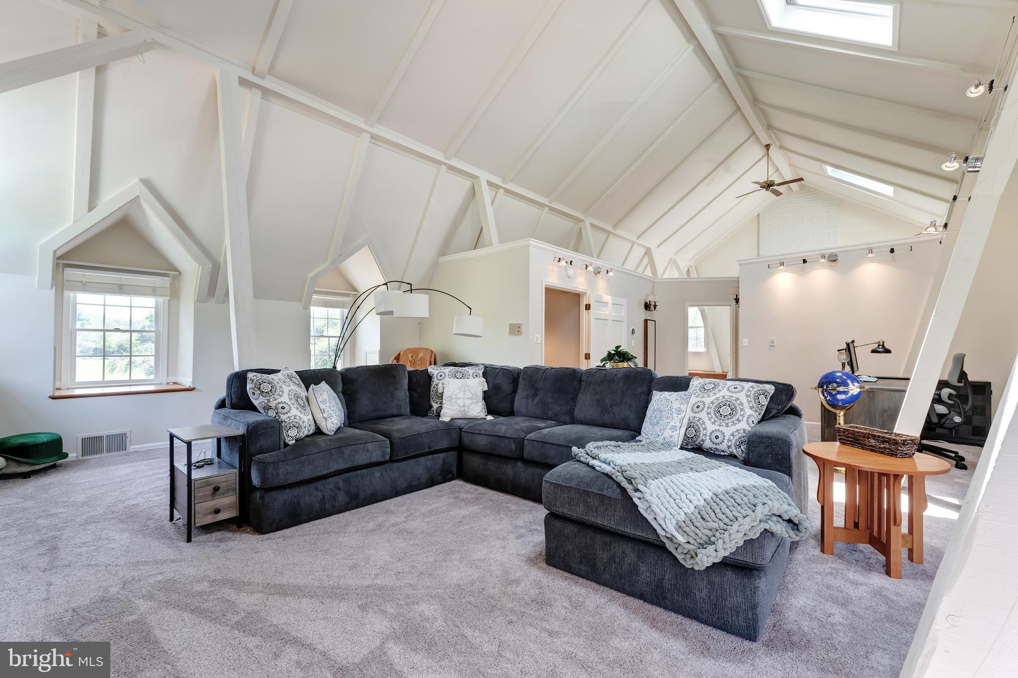 ENGLISH HILLS - Residential