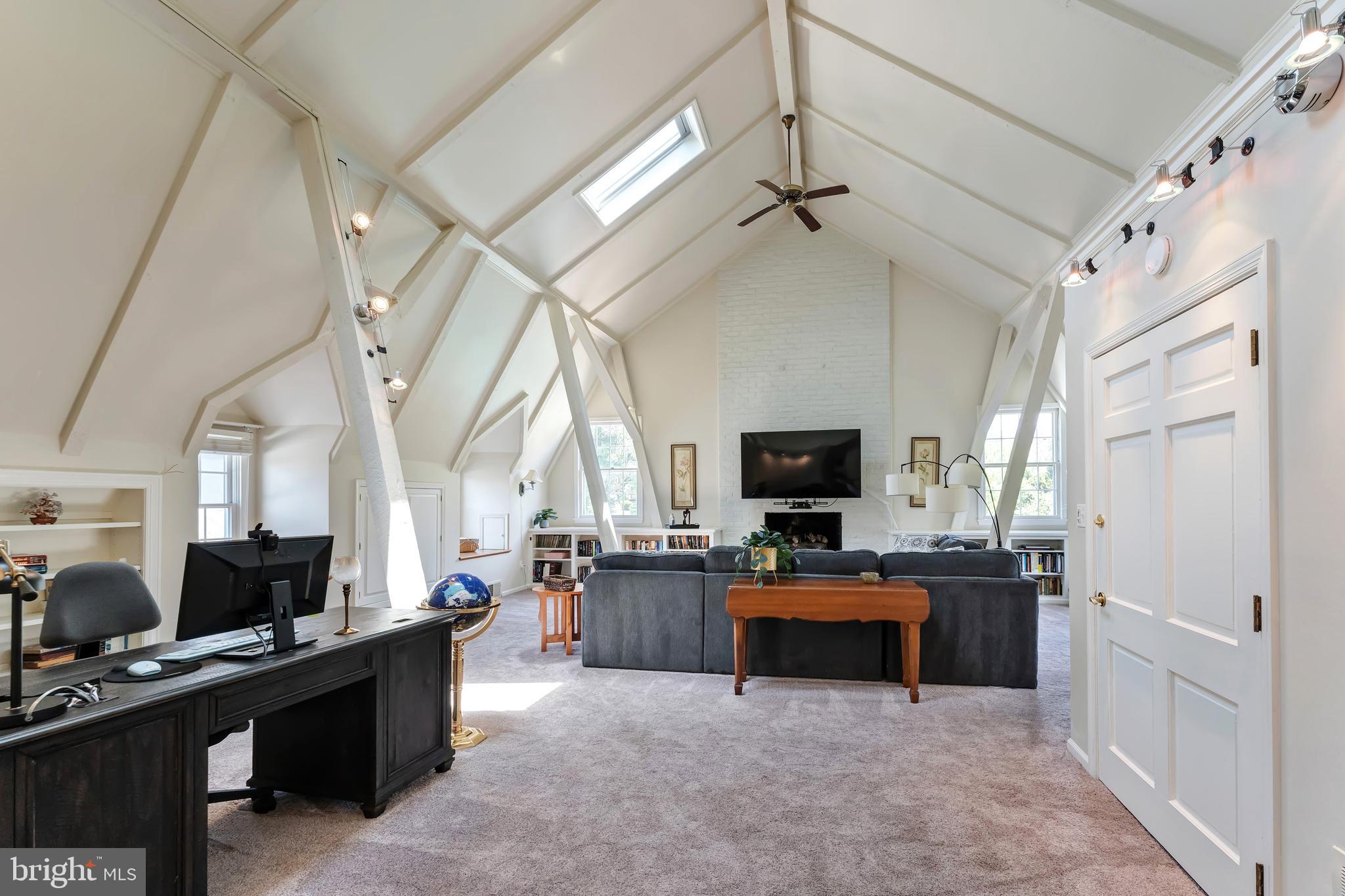 ENGLISH HILLS - Residential