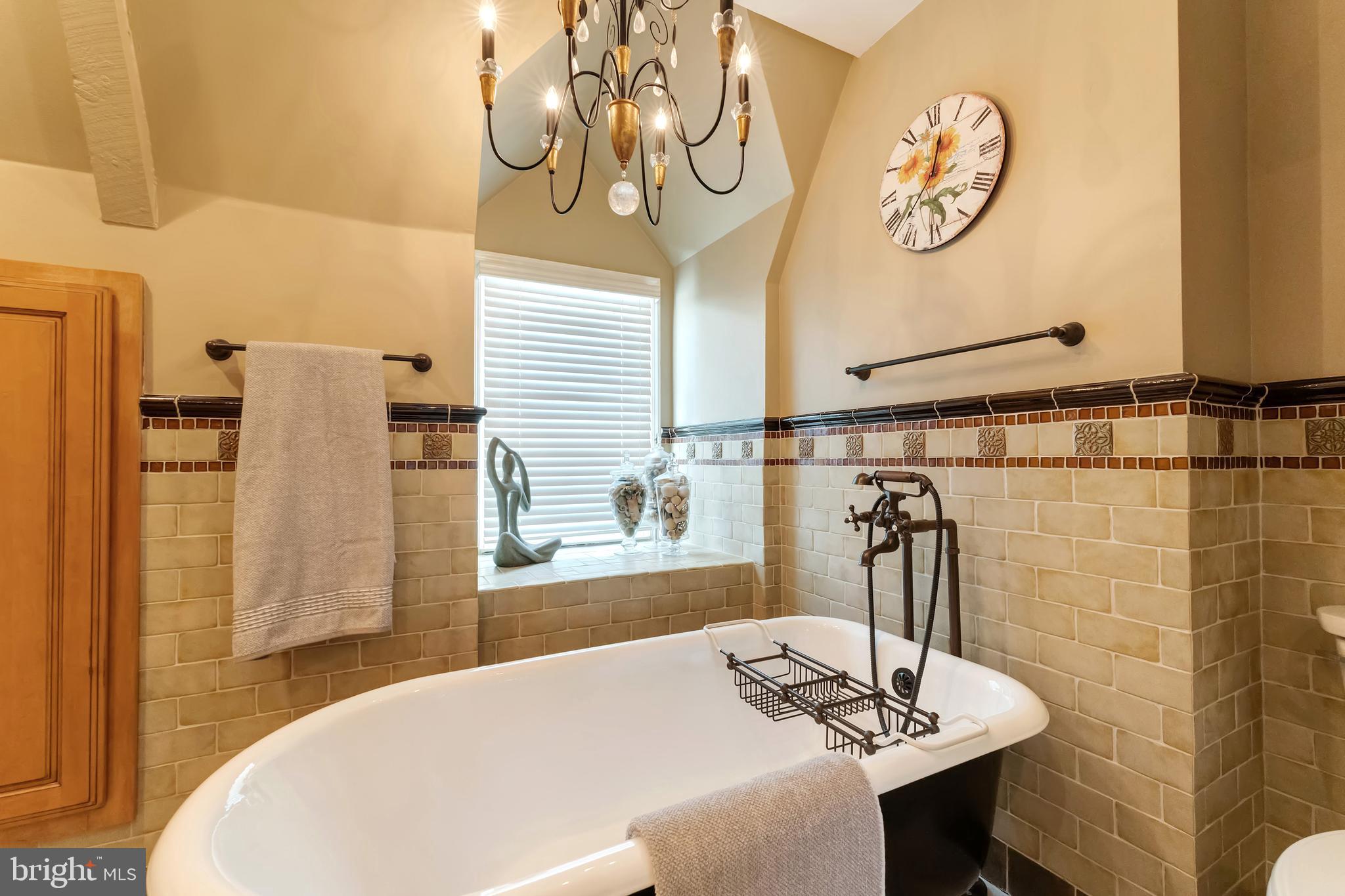 ENGLISH HILLS - Residential