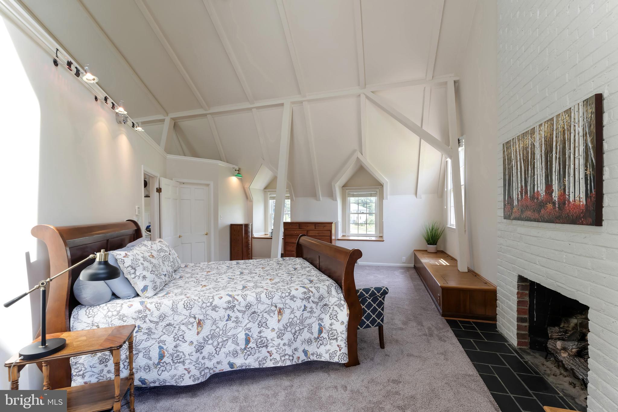 ENGLISH HILLS - Residential