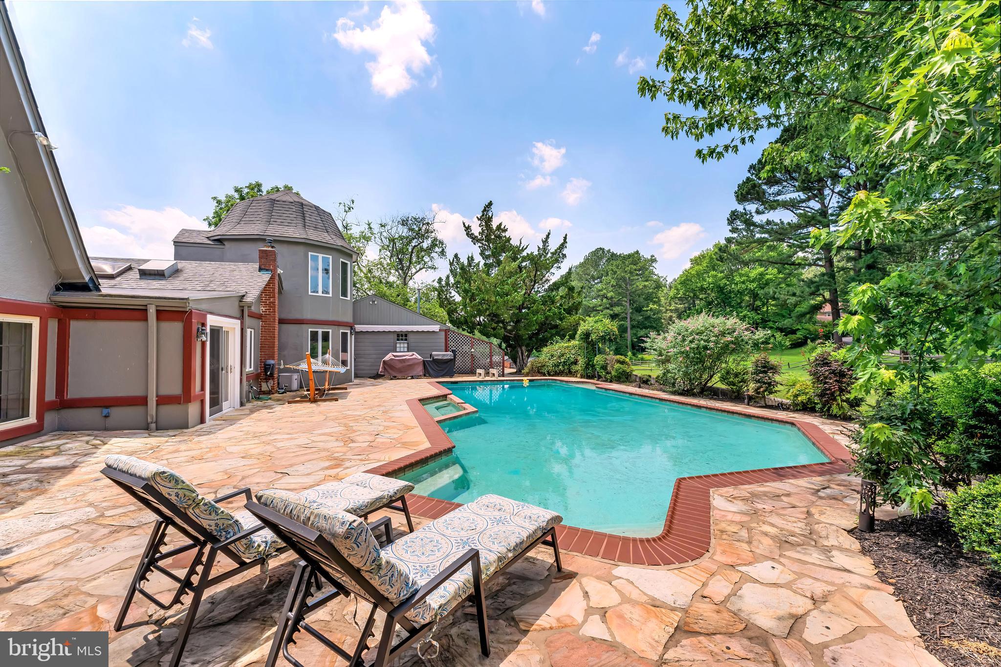 ENGLISH HILLS - Residential