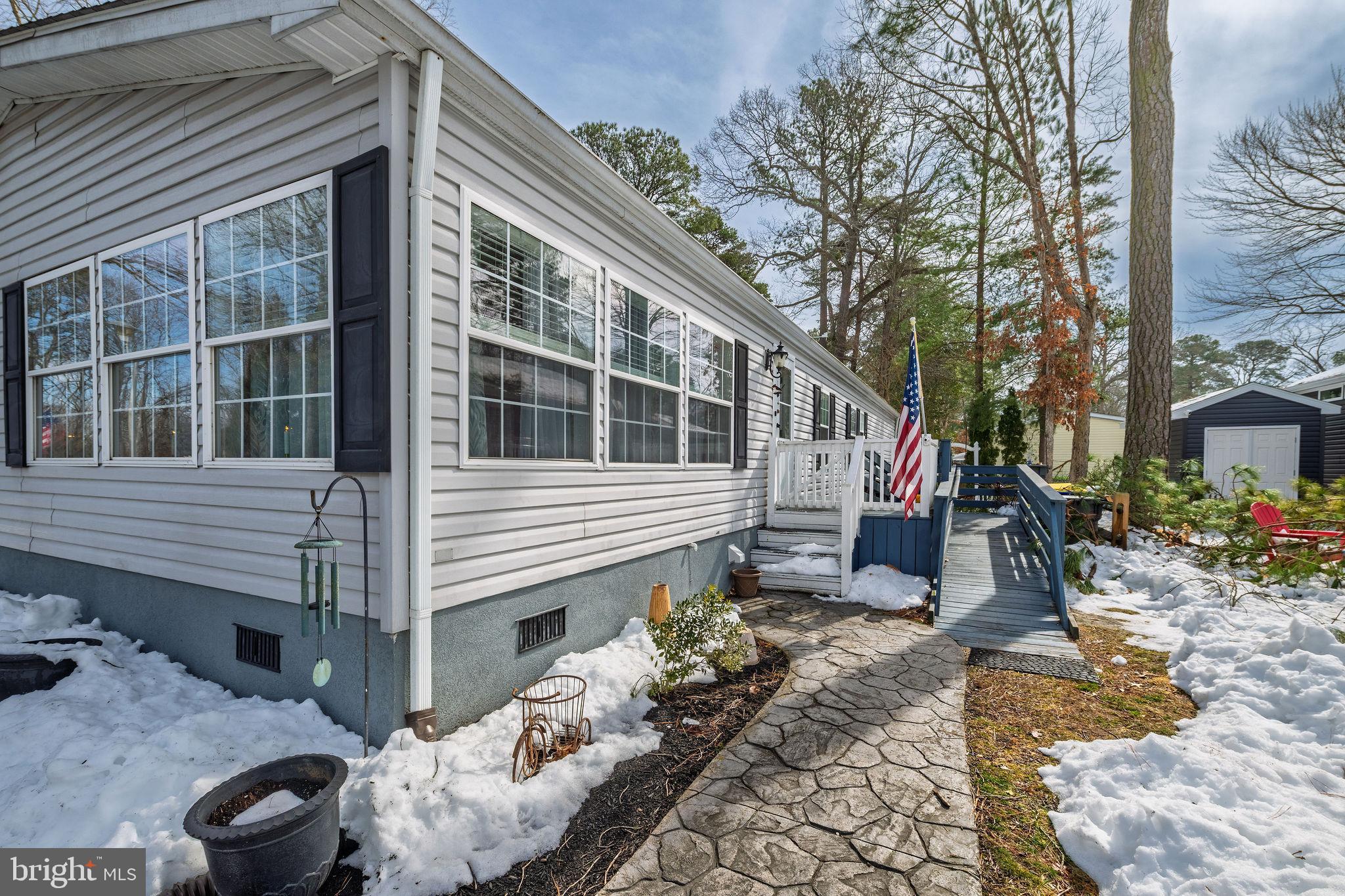 33606 LAKESHORE CIRCLE