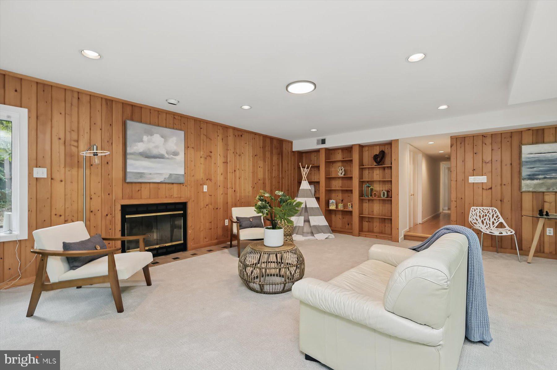 CARDEROCK SPRINGS - Residential