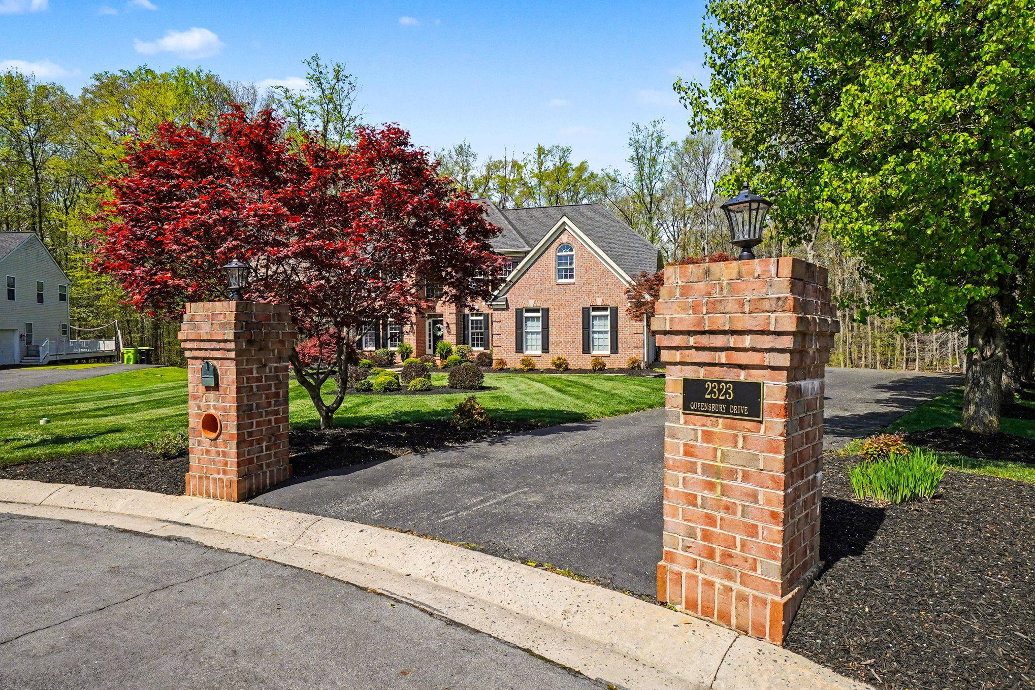 2323 QUEENSBURY DRIVE