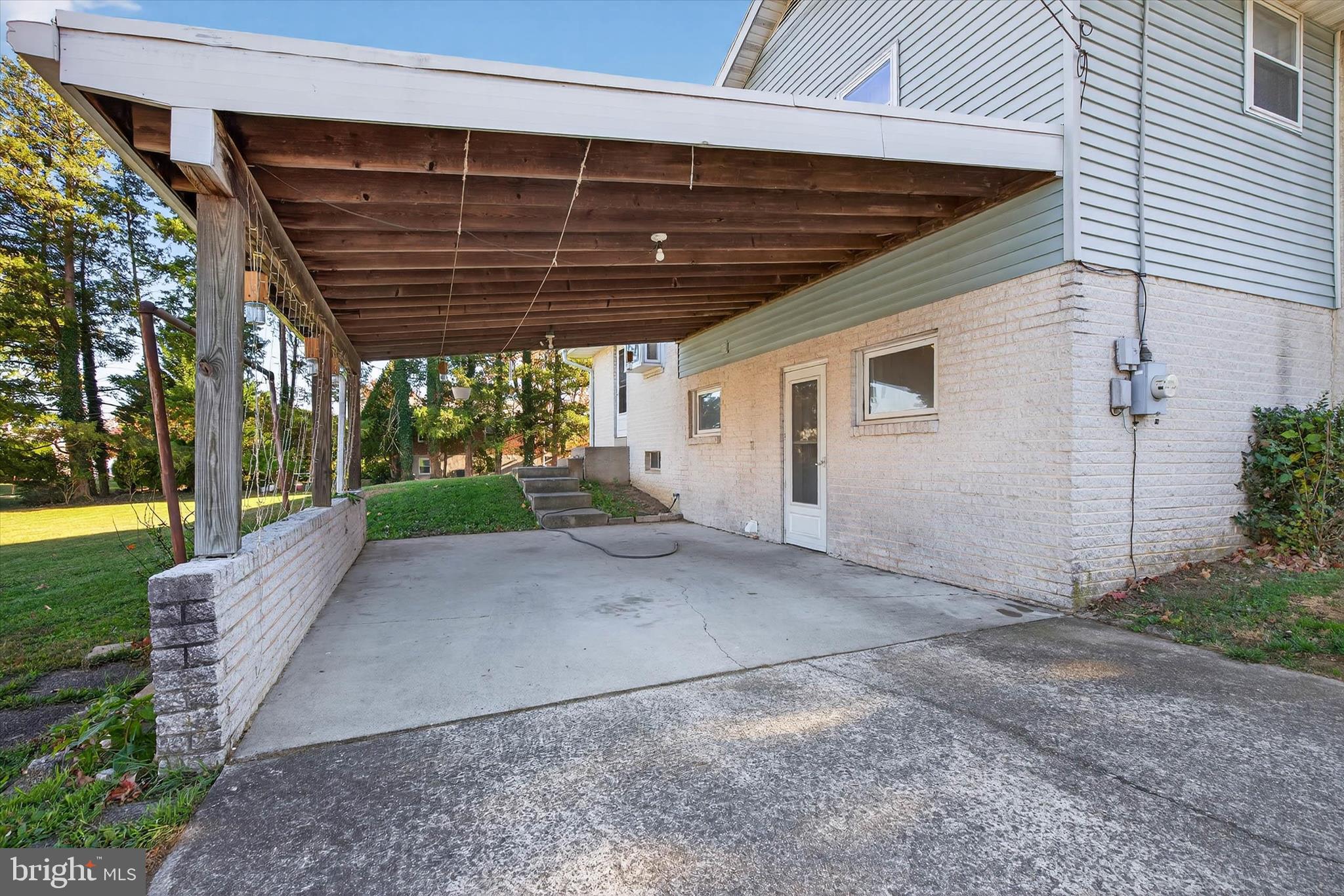 MONTROSE MANOR - Residential