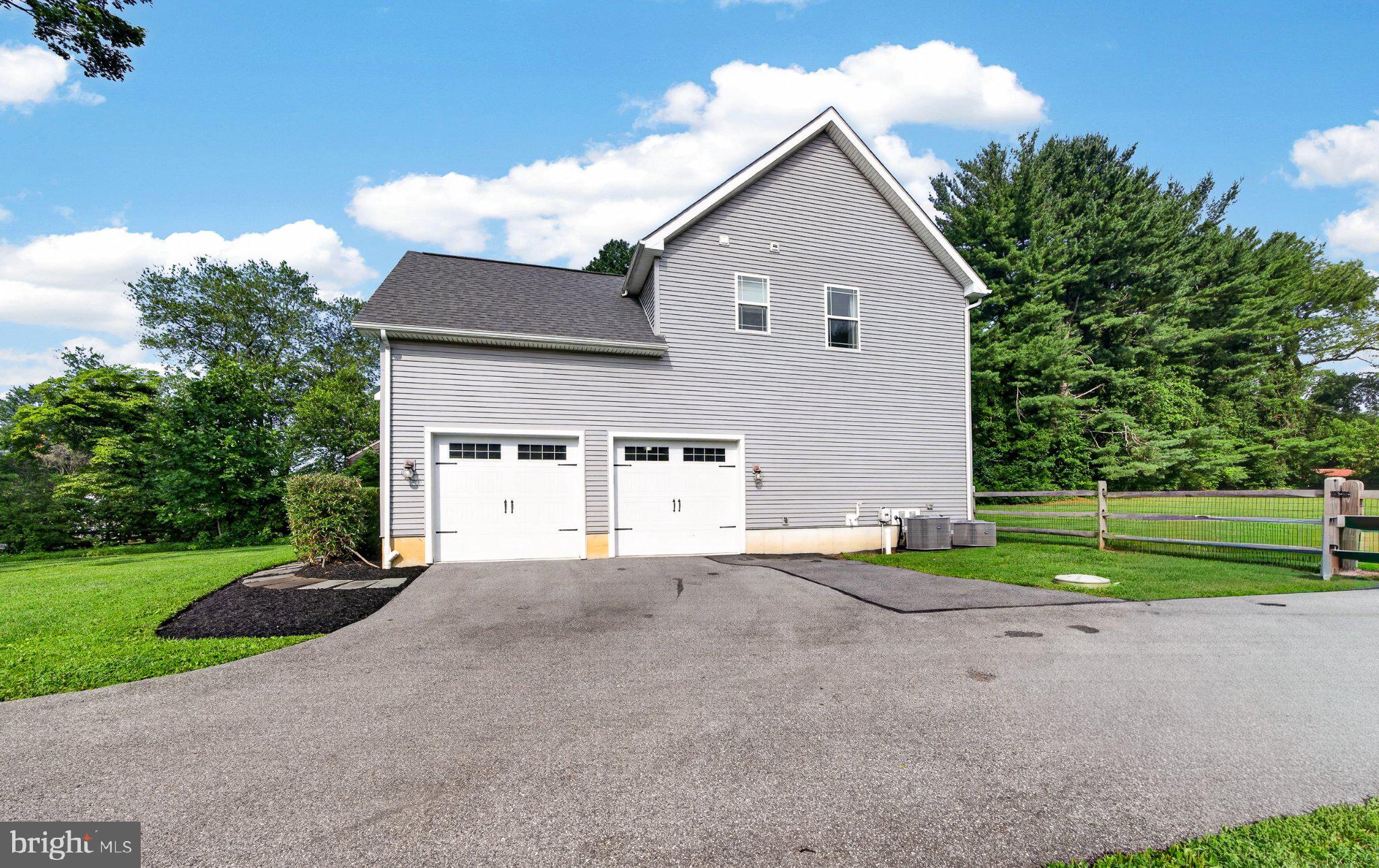 1405 CARRIAGE LANE