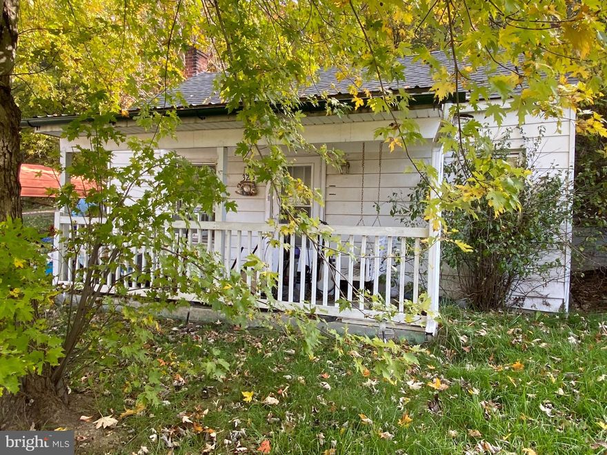 Small home on 1/4 acre of unrestricted land along HWY 522 in Berkeley Springs. Two bedroom, one bath home that is uninhabitable due to hoarding and structural issues. Public utilities and close to town.
