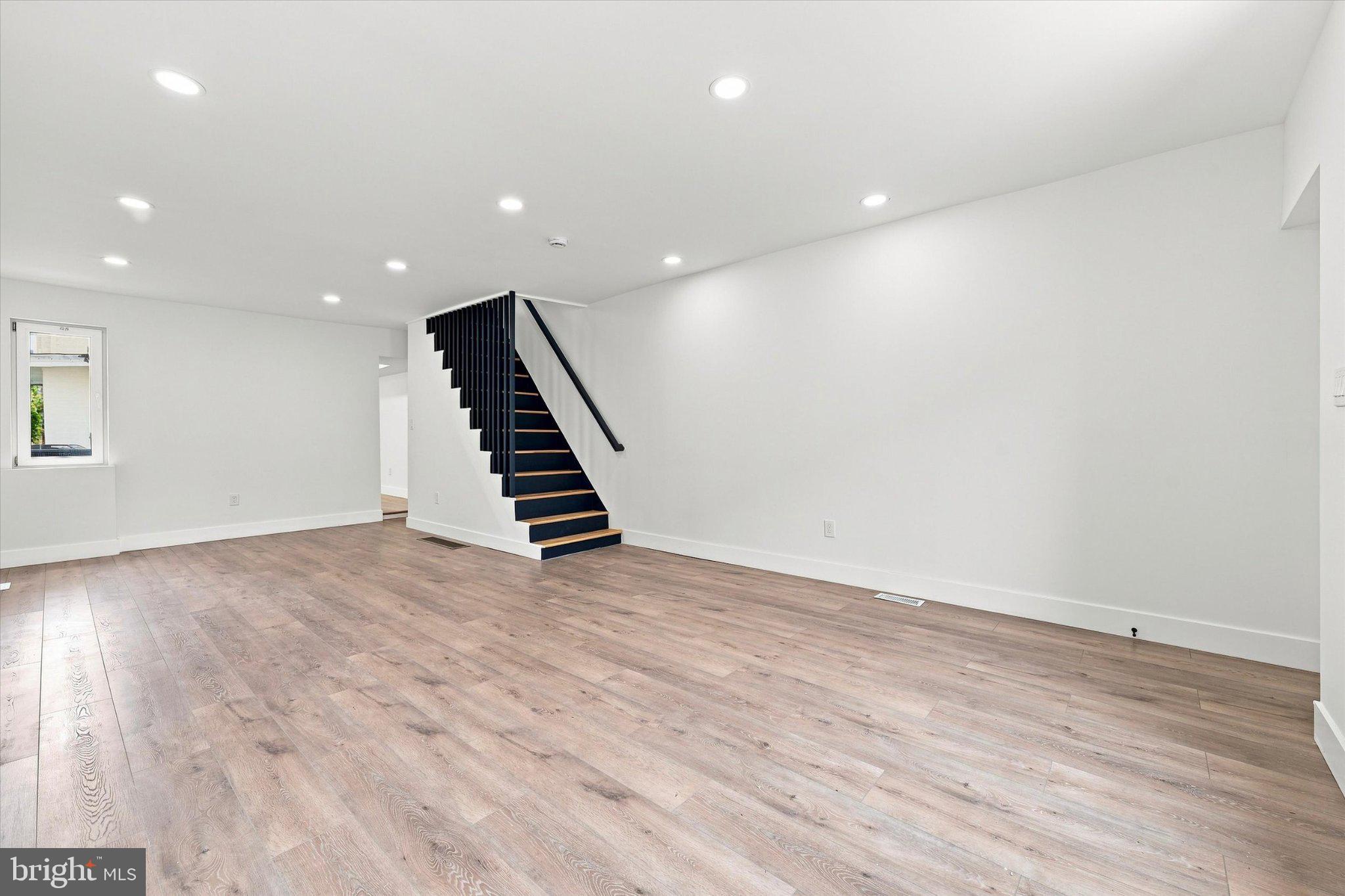 2021 E SERGEANT STREET
