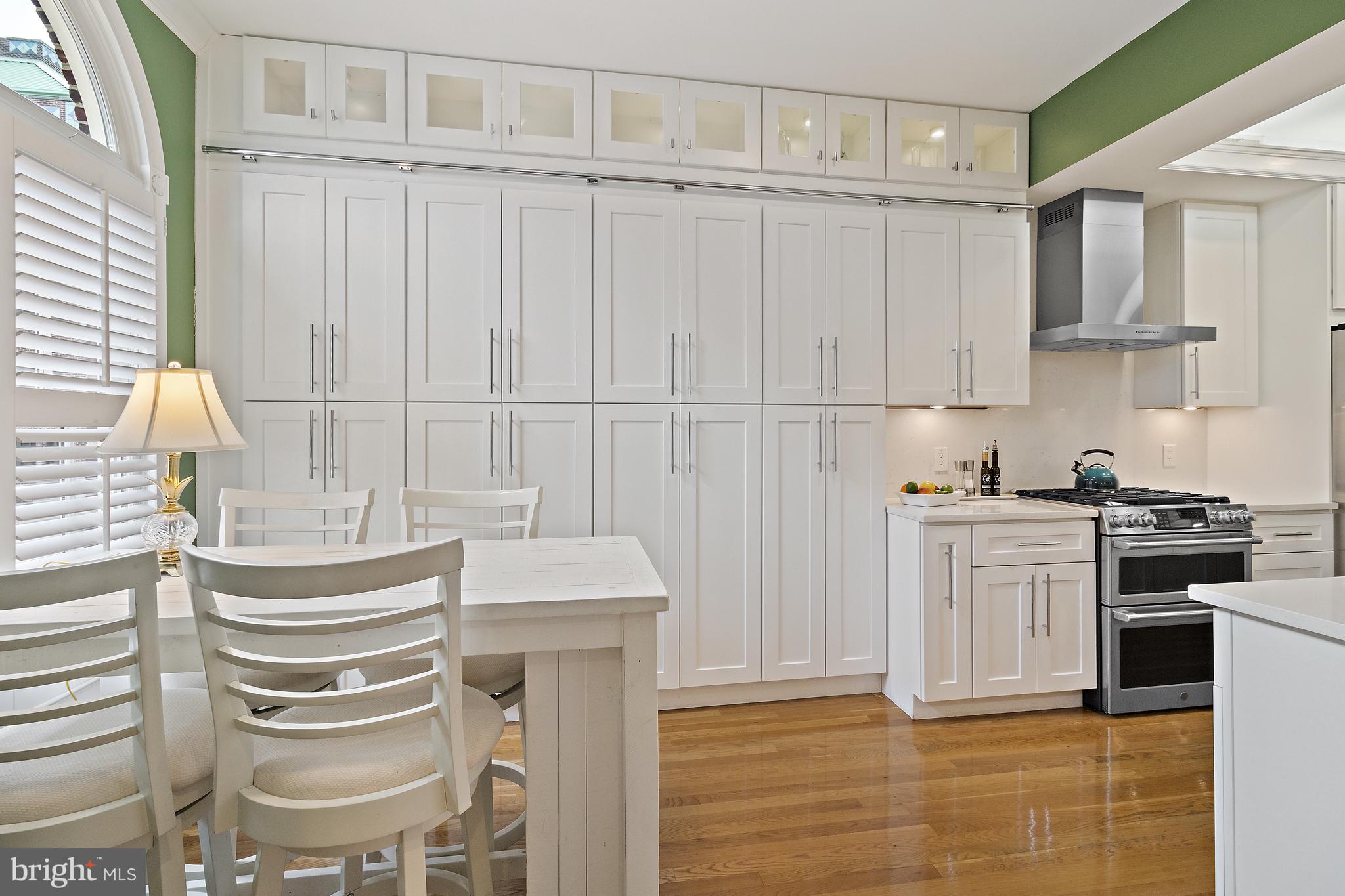 QUEENS ROW - Residential