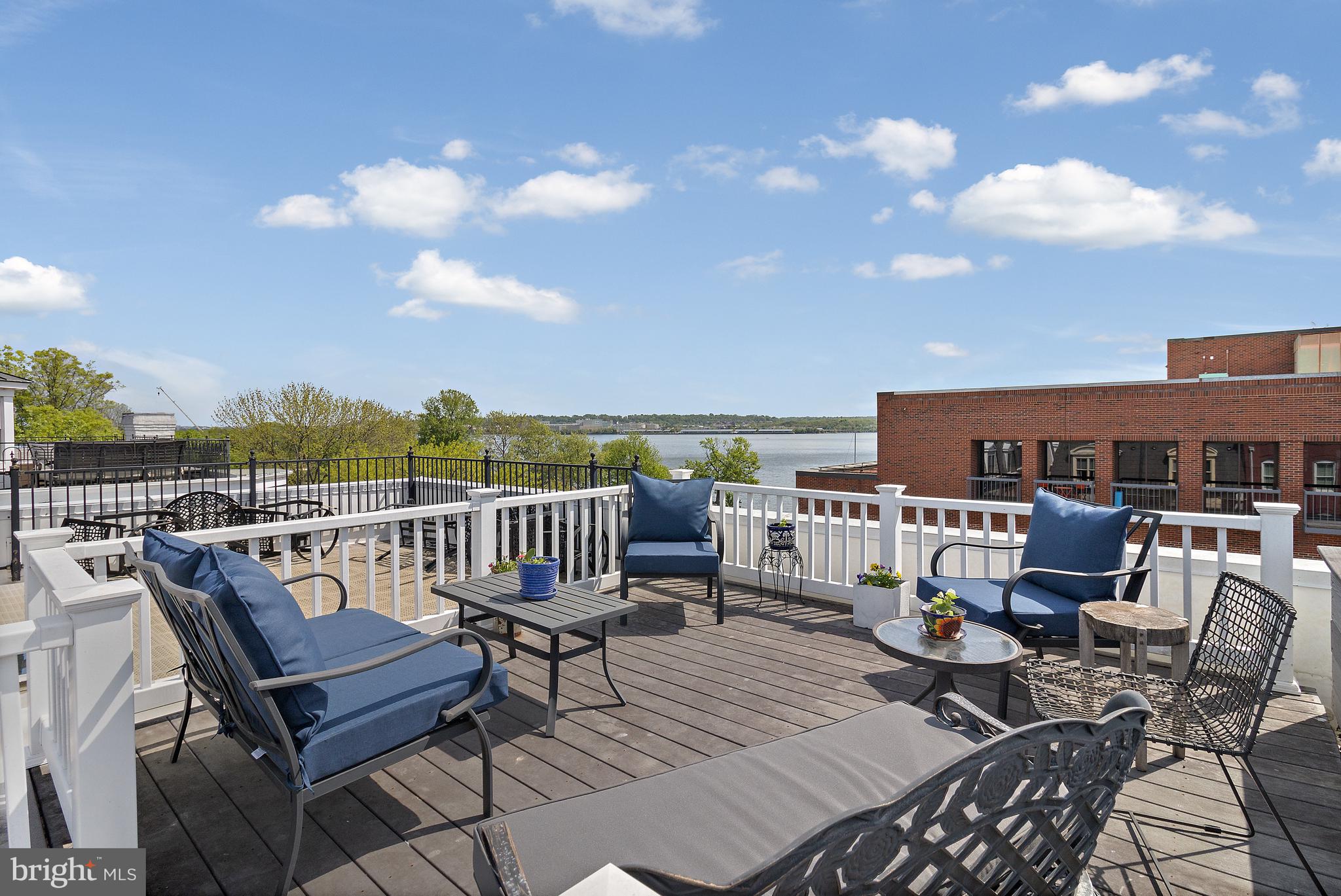 QUEENS ROW - Residential