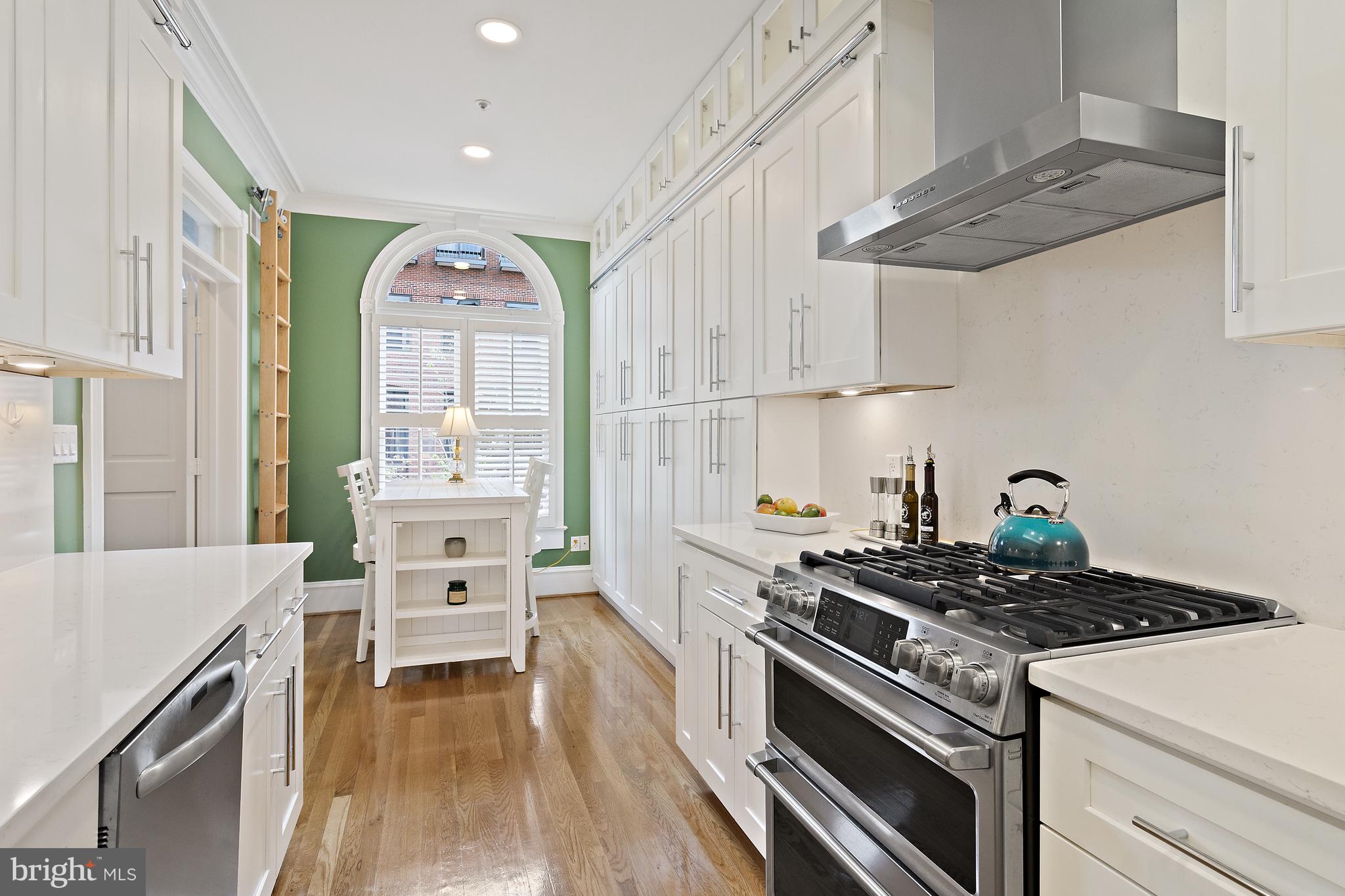 QUEENS ROW - Residential