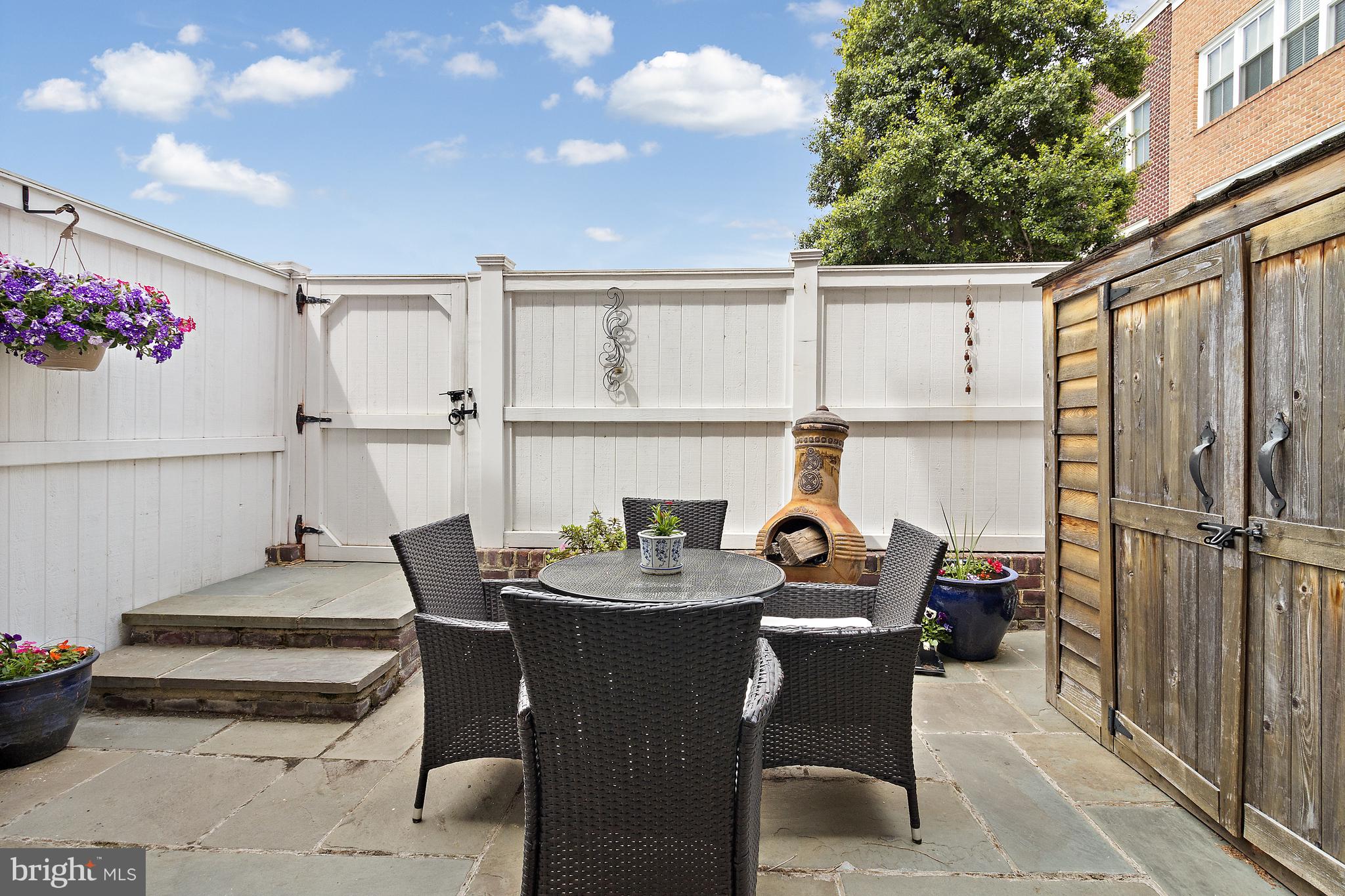 QUEENS ROW - Residential