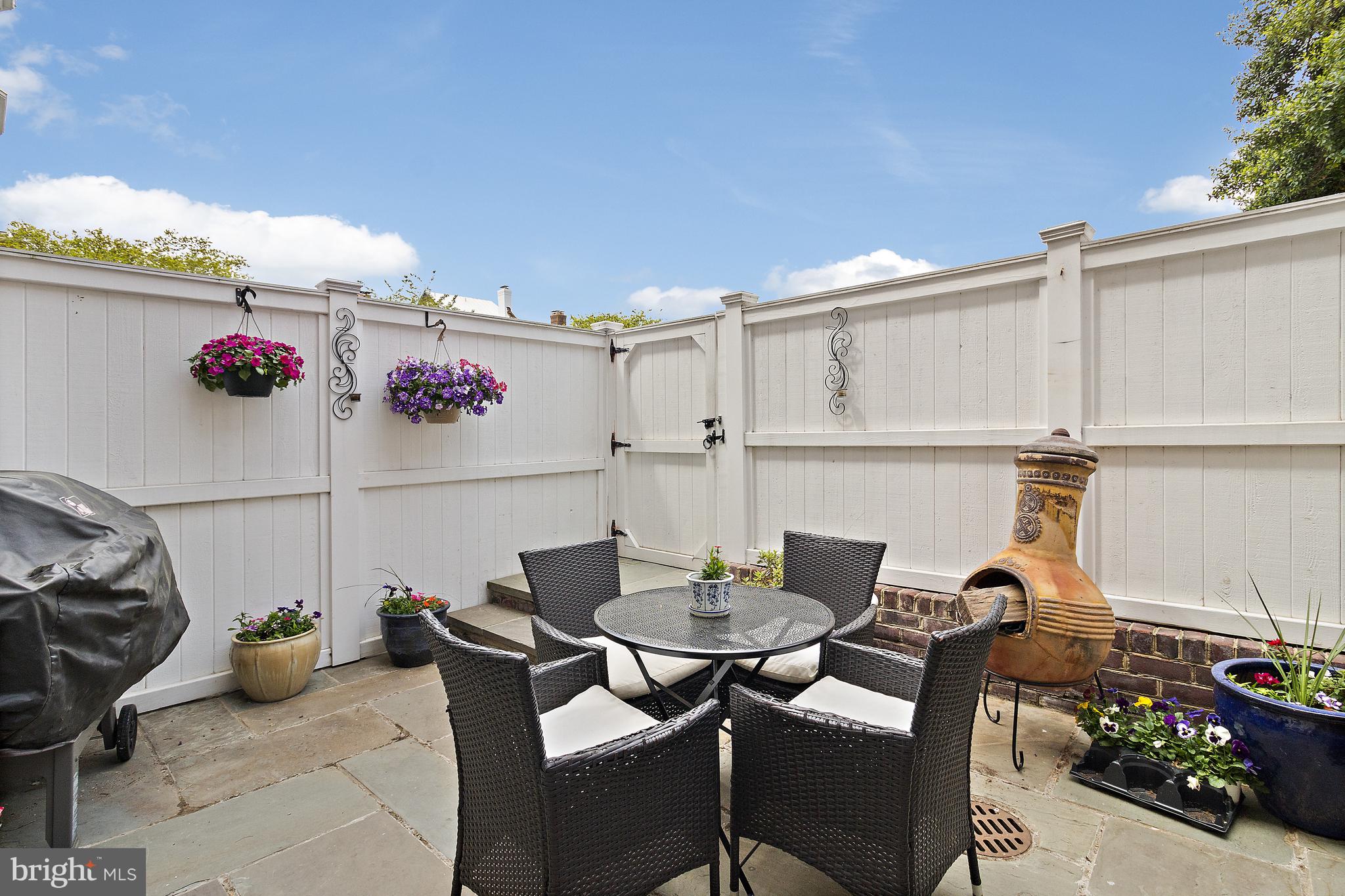 QUEENS ROW - Residential