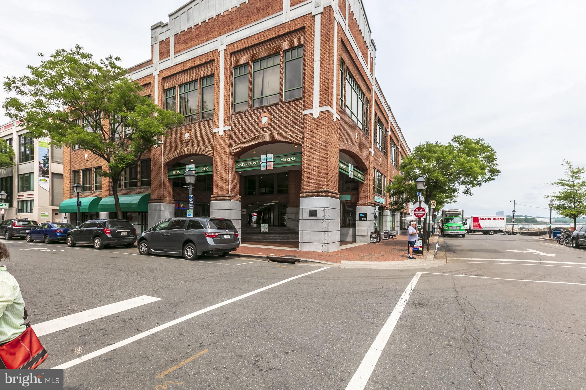 QUEENS ROW - Residential