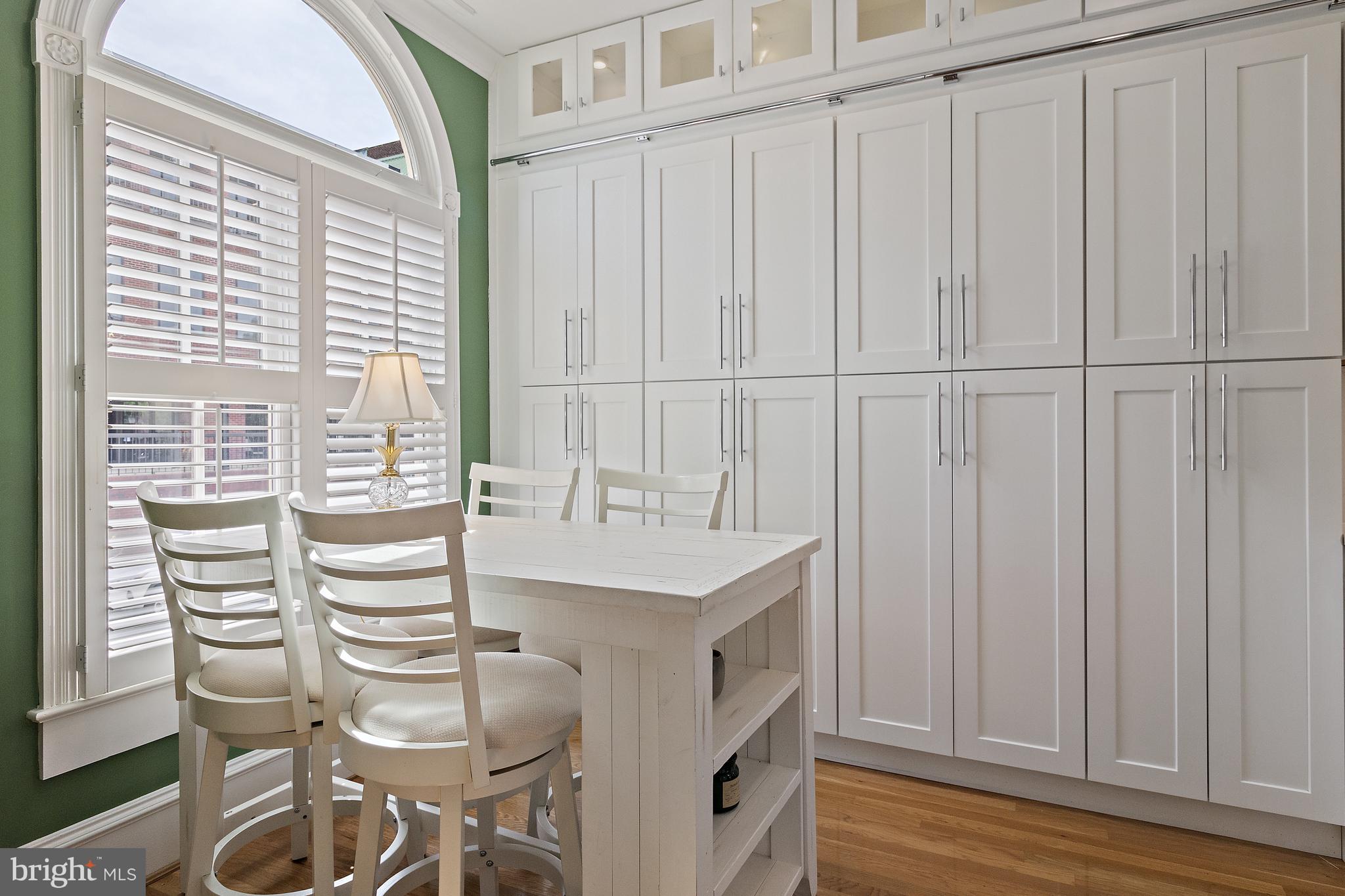 QUEENS ROW - Residential