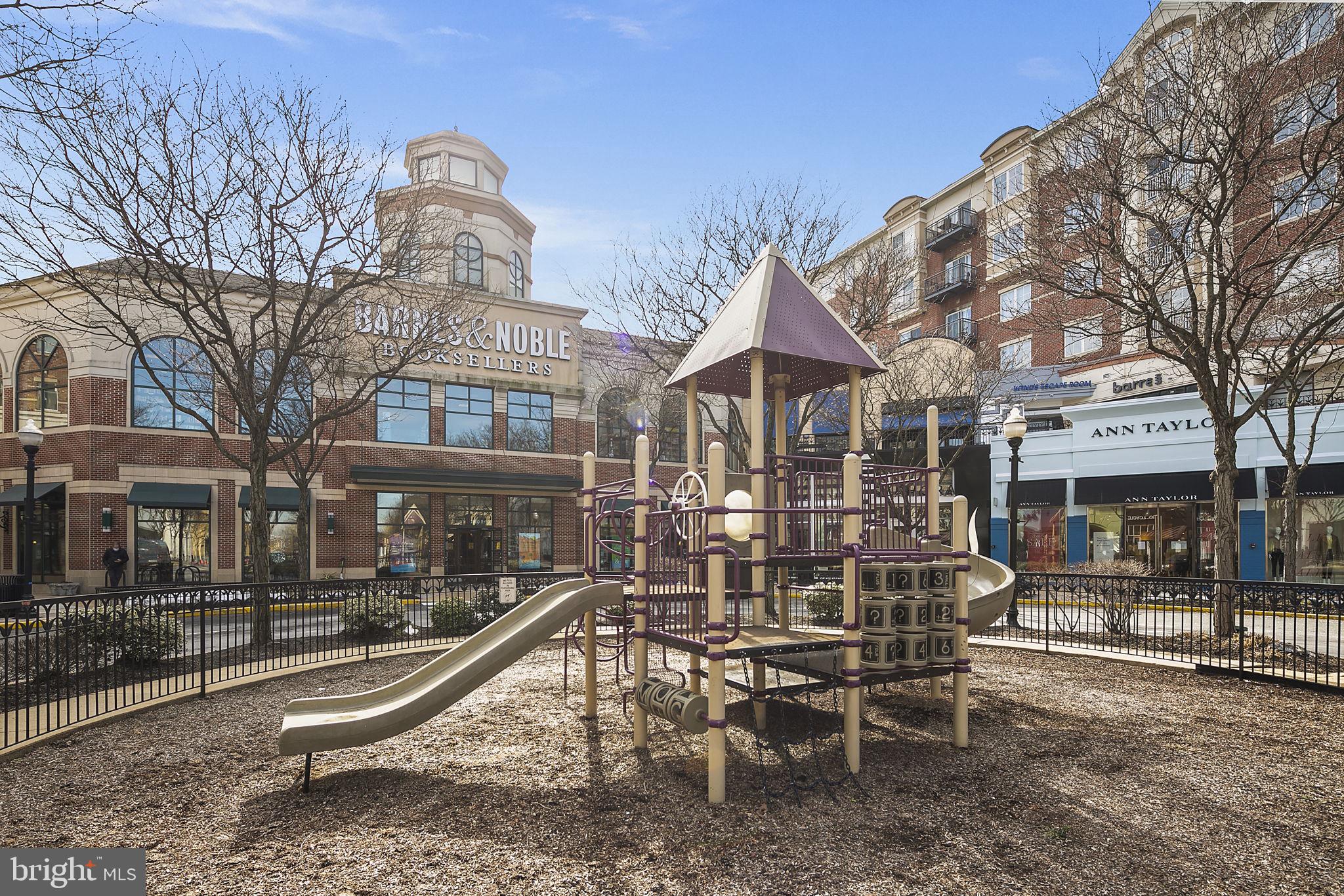 MOORES CLARENDON - Residential