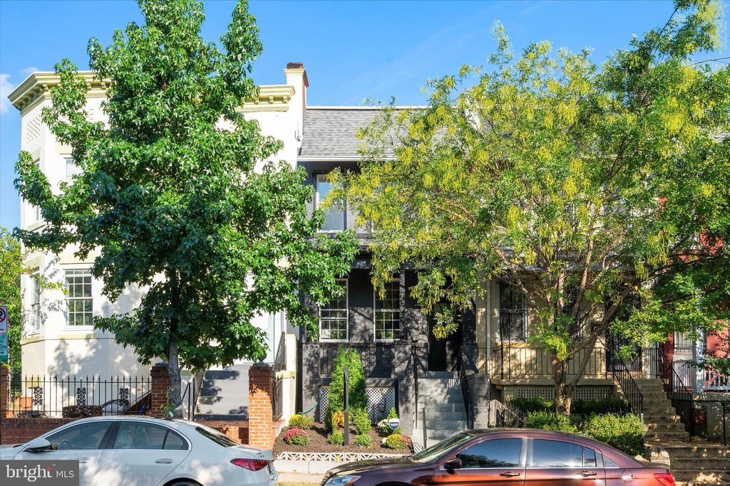 Photo of 1129 8th Street NE, WASHINGTON, DC 20002 (MLS # DCDC2230144)