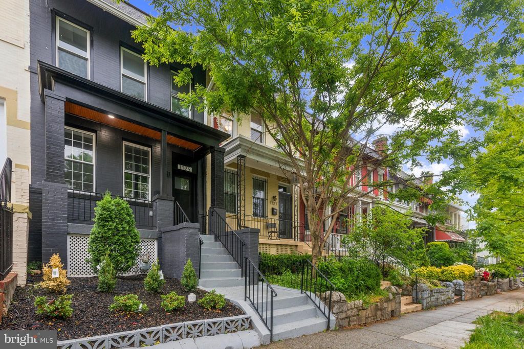 Photo of 1129 8th Street NE, WASHINGTON, DC 20002 (MLS # DCDC2230144)