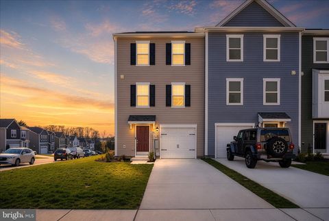 274 CLIFTON MANOR FALLING WATERS WV 25419