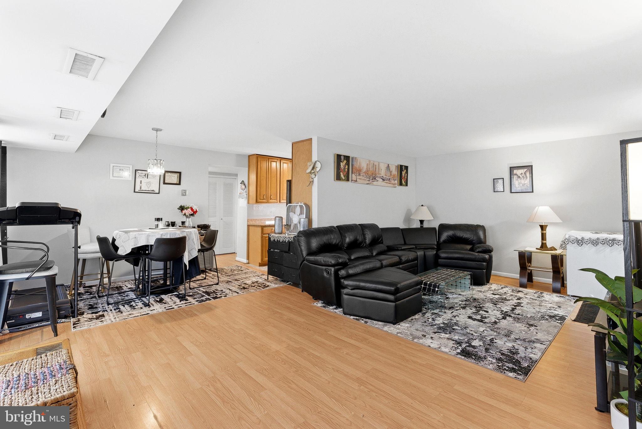 THE SEASONS - Residential