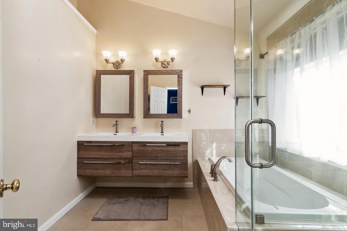 CASCADES/LOWES - Residential Lease