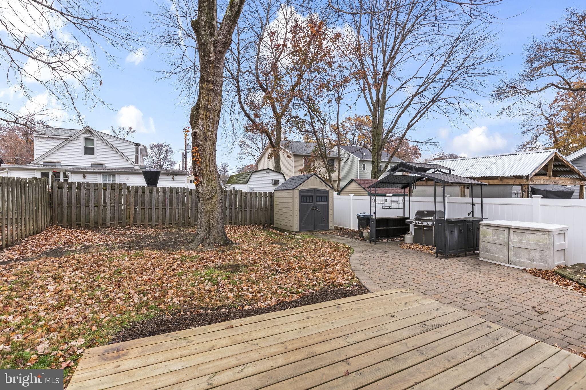 WOODLAND BEACH - Residential