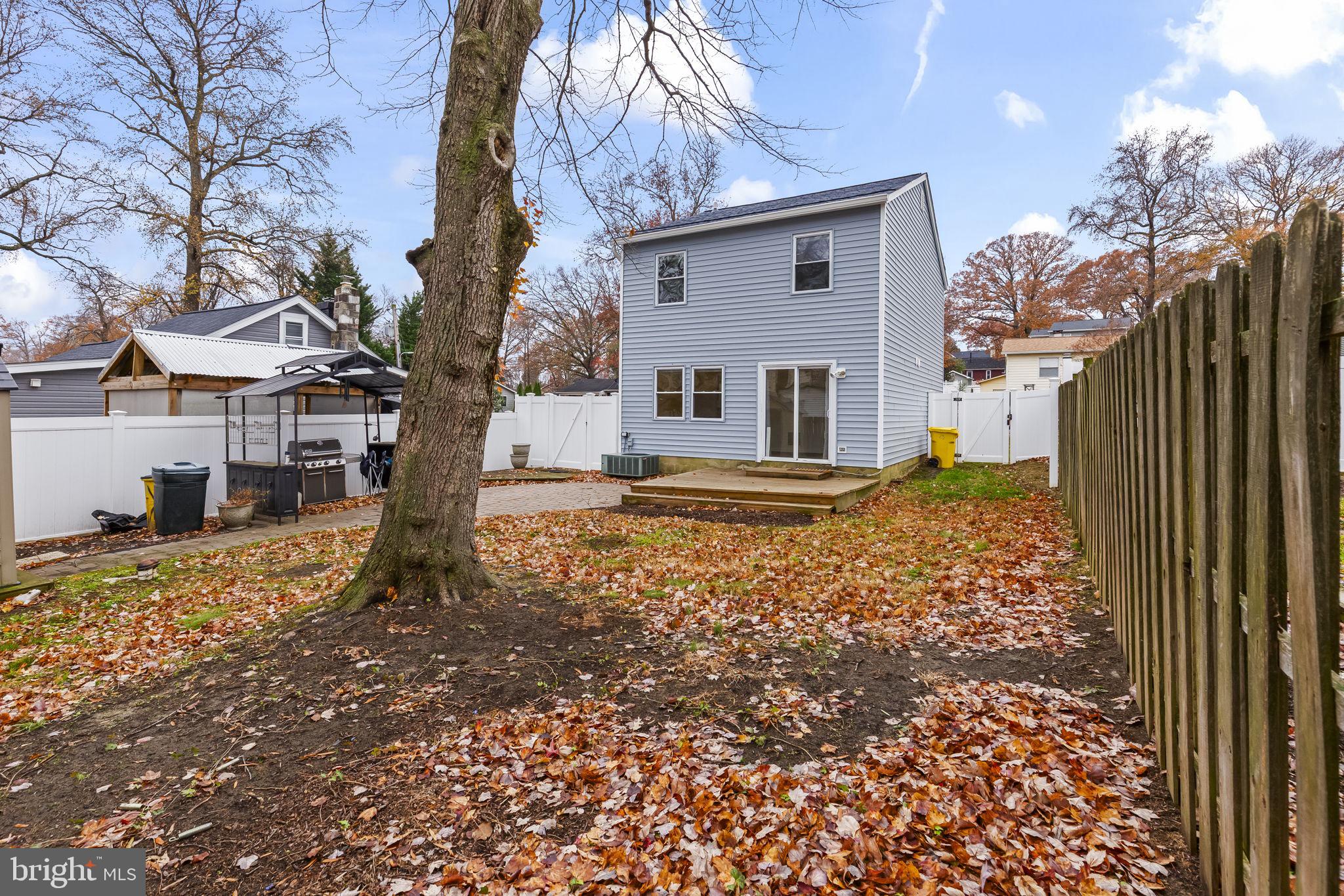 WOODLAND BEACH - Residential