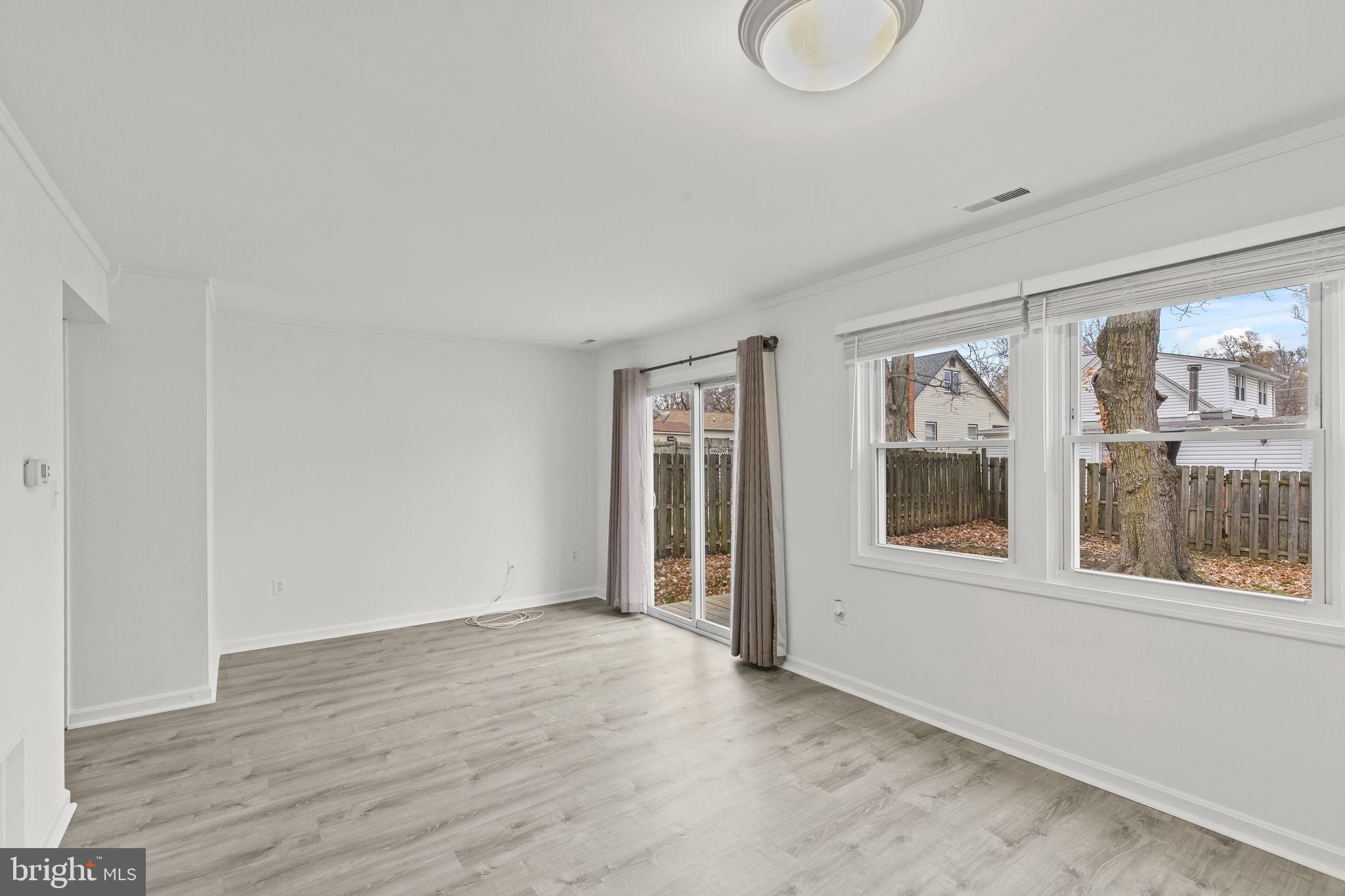 WOODLAND BEACH - Residential