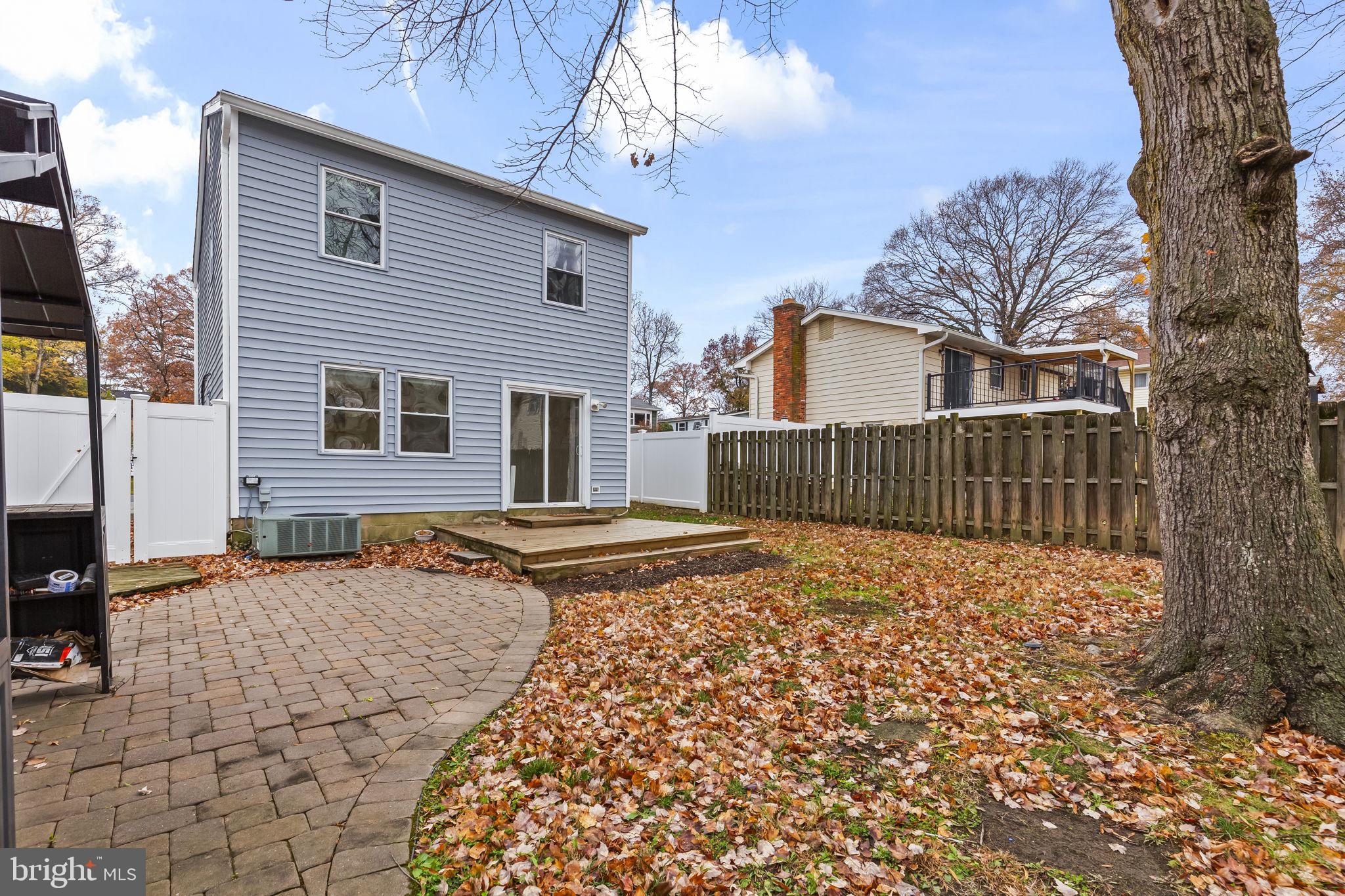 WOODLAND BEACH - Residential