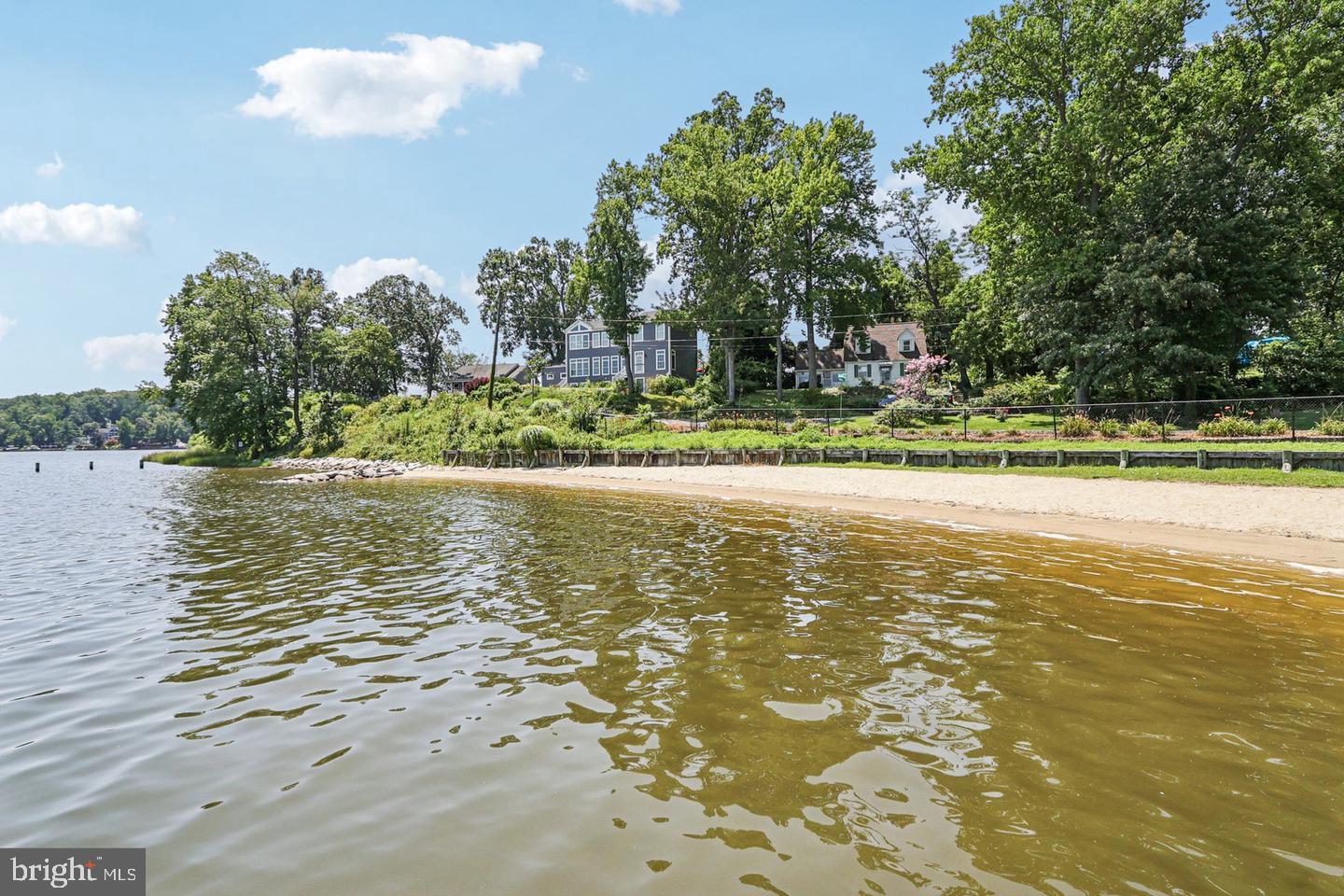 WOODLAND BEACH - Residential