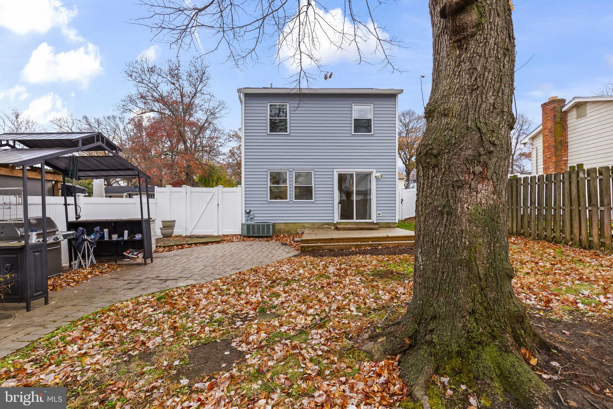 WOODLAND BEACH - Residential