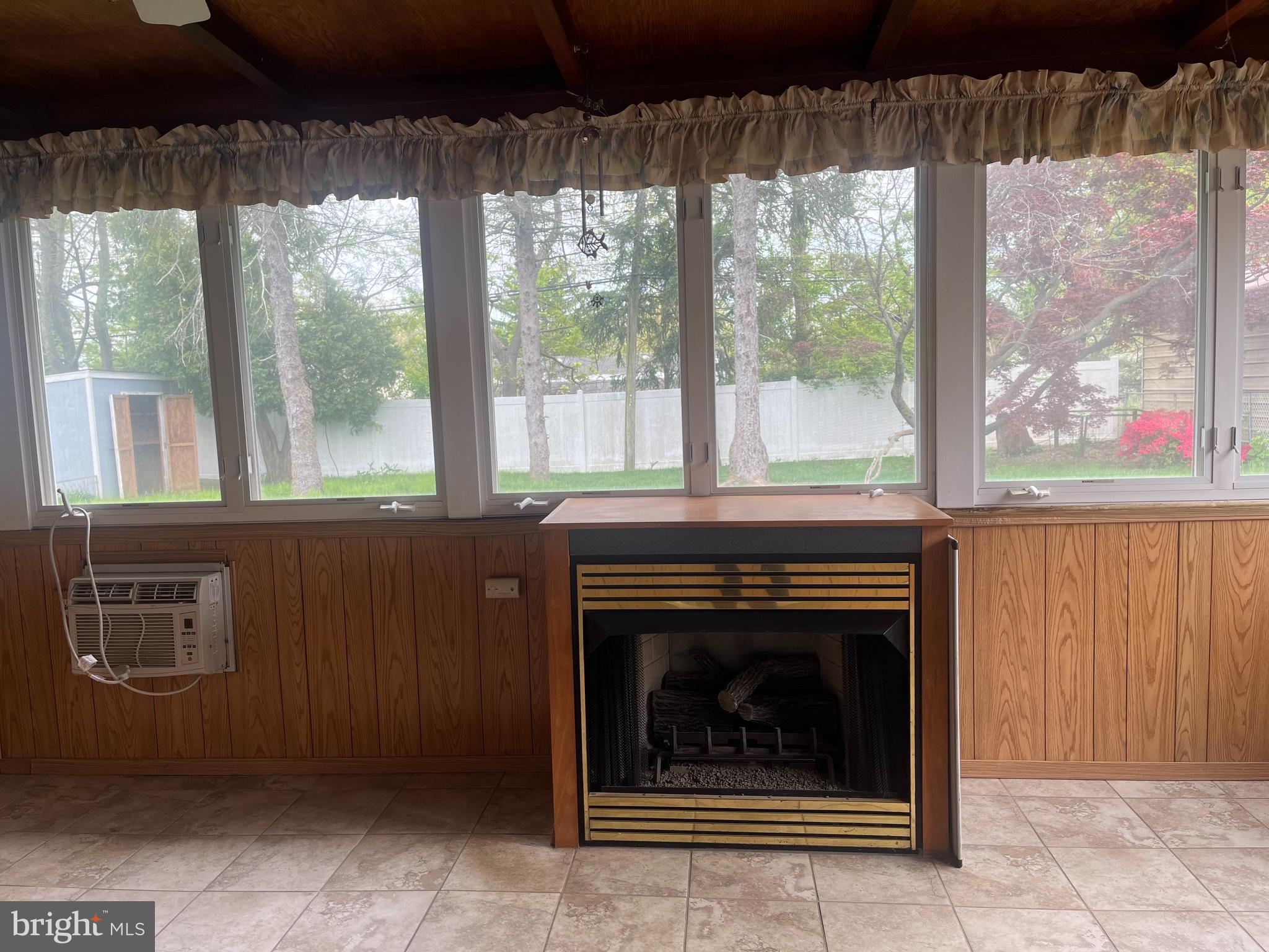 PINECREST - Residential