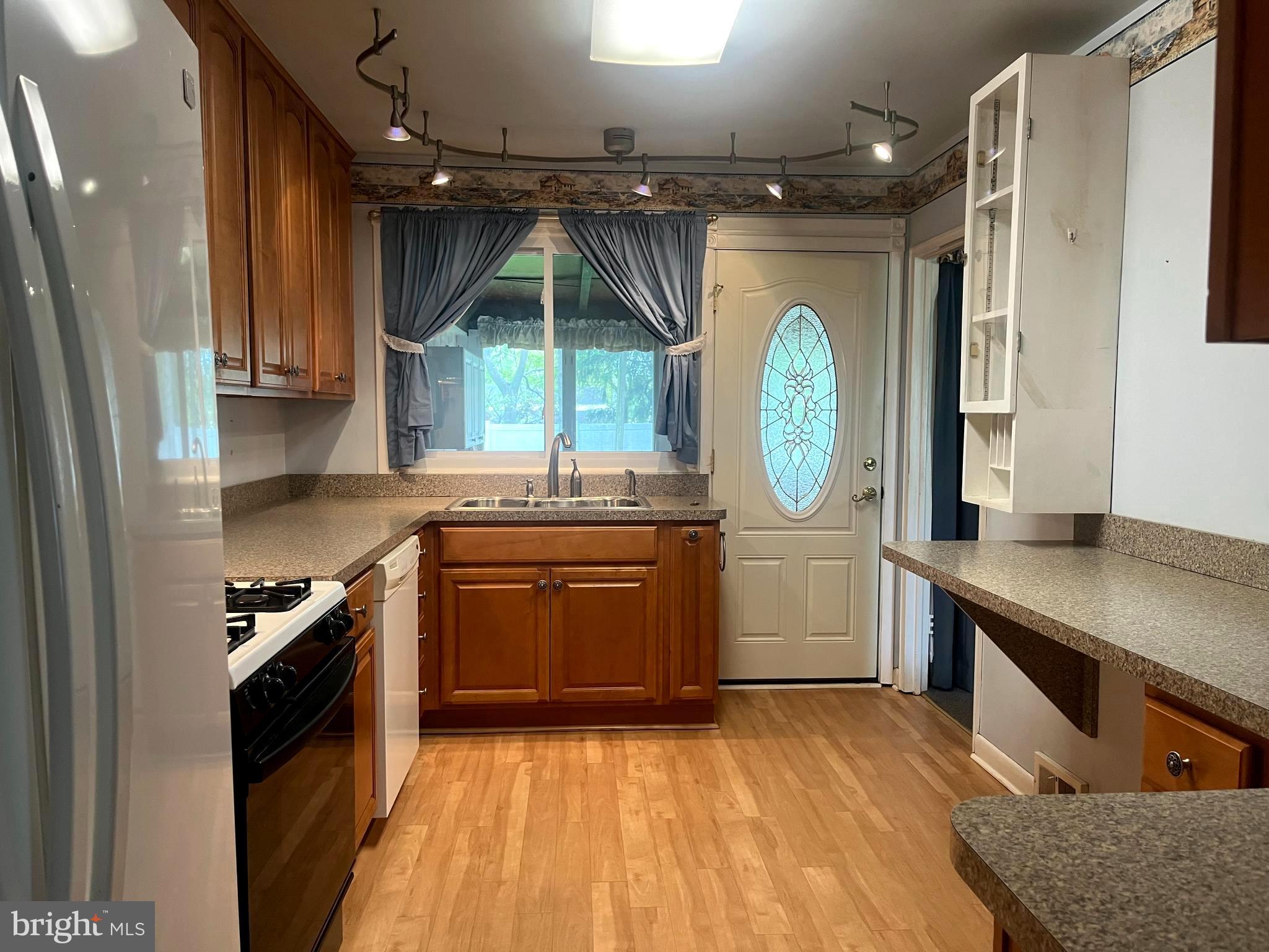 PINECREST - Residential