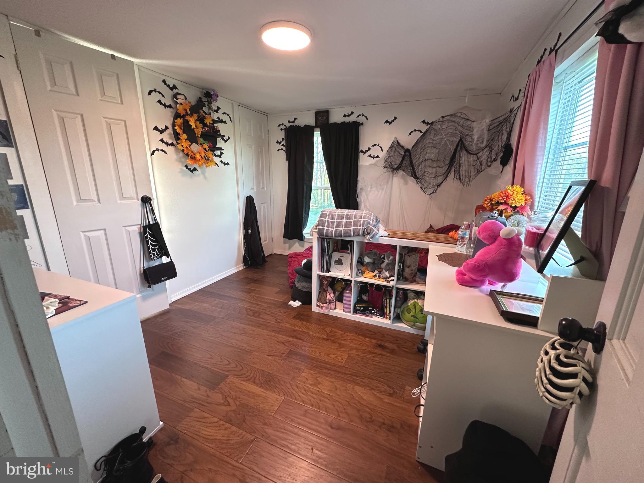 SHERMAN ESTATES - Residential