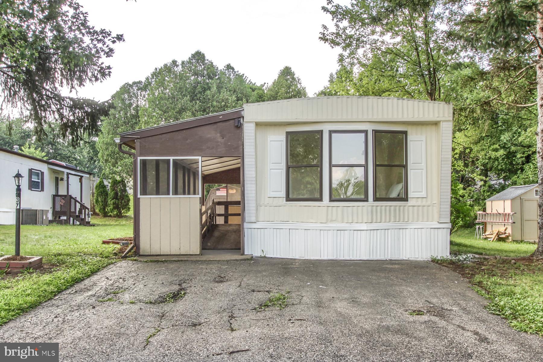 COUNTRY MANOR WEST - Residential