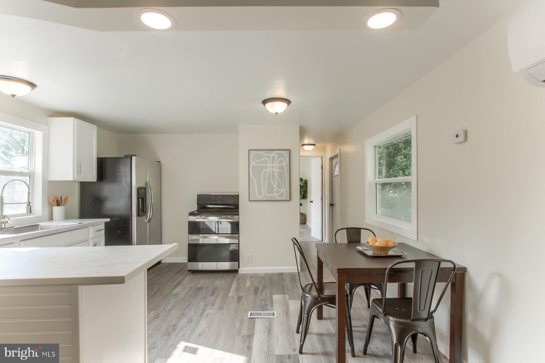 COUNTRY MANOR WEST - Residential